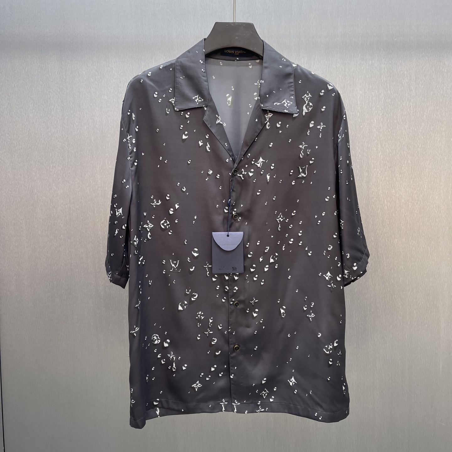 P175 🧧LU Camisa corta de seda con estampado de gotas de agua Talla: S-XL Esta es una camisa de manga corta de color gr…