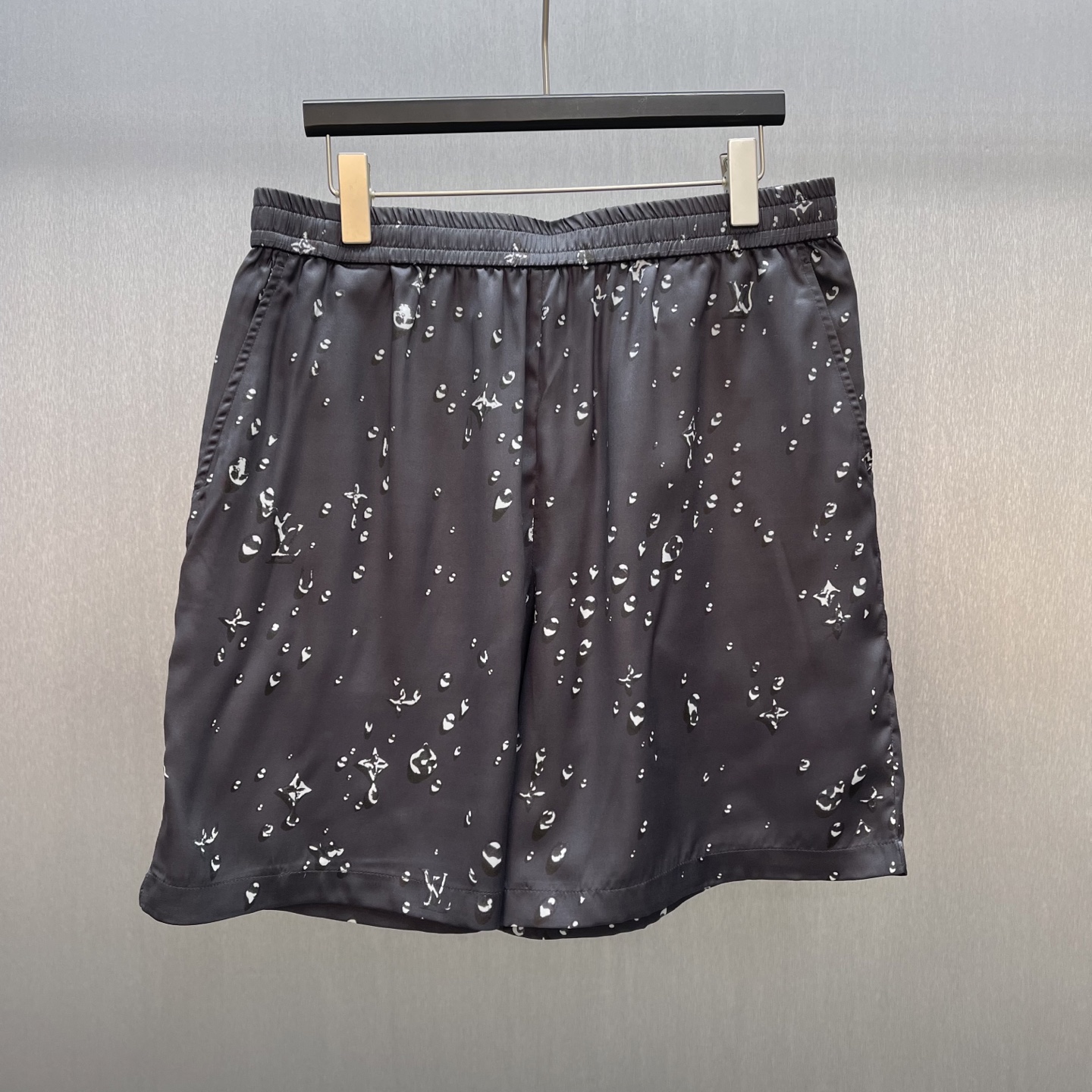 P165 🧧LU Pantalones cortos de seda con estampado de gotas de agua Talla: S-XL Estos son unos pantalones cortos de lujo…