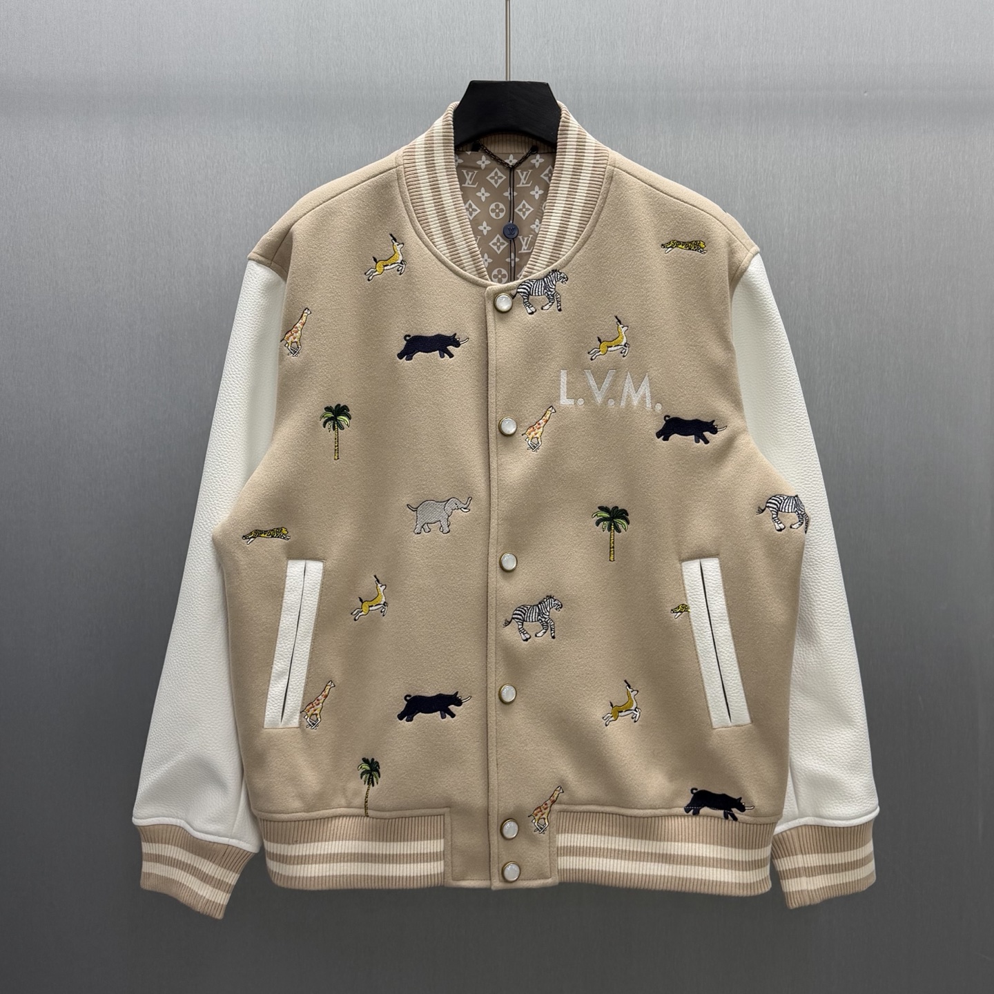 P380 🧧LU Chaqueta de béisbol bordada con estampado animal Talla: S-XL Esta elegante chaqueta de béisbol con cinturón e…