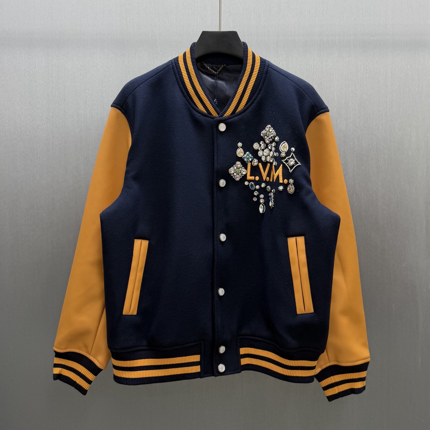 P380 🧧LU Chaqueta de béisbol adornada Talla: S-XL Esta preciosa chaqueta de béisbol se inspira en el estilo "dandy ind…