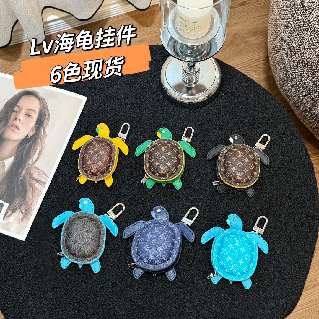 Louis Vuitton Bag Charm & Key Holder: Bear / Cartoon / Crab / Wood-Grain - Comprehensive 5