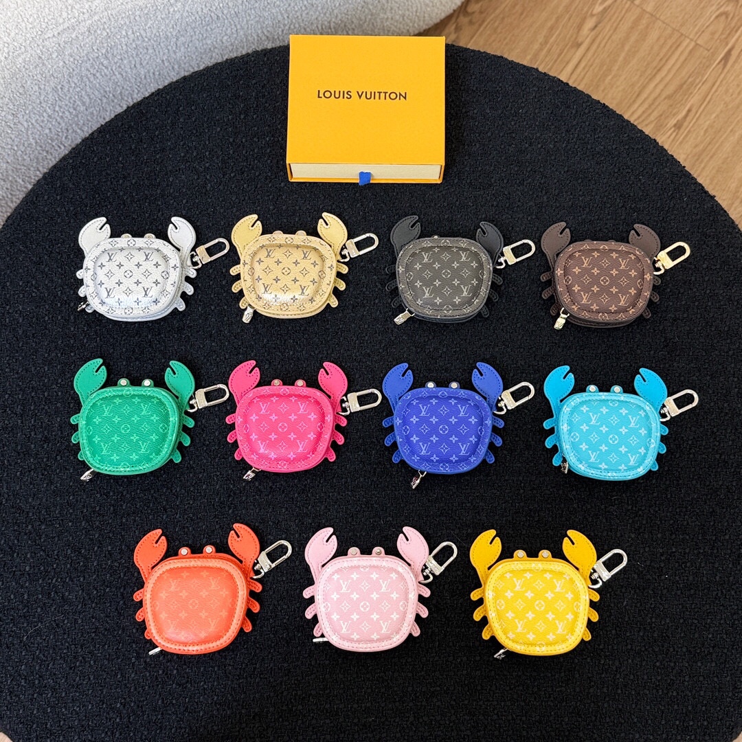Louis Vuitton Bag Charm & Key Holder: Bear / Cartoon / Crab / Wood-Grain - Comprehensive 4