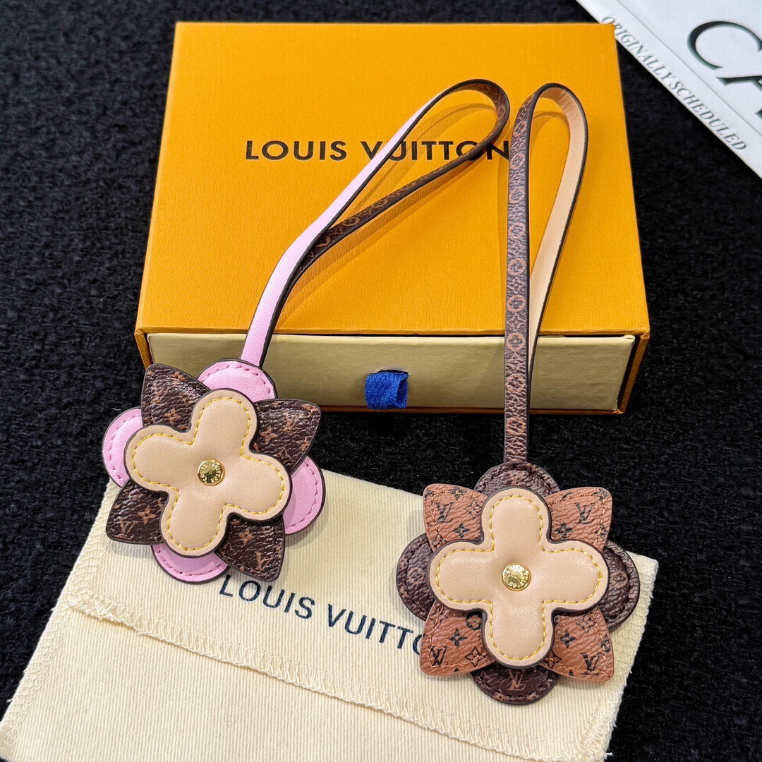 Louis Vuitton Bag Charm & Key Holder: Bear / Cartoon / Crab / Wood-Grain - Comprehensive 3