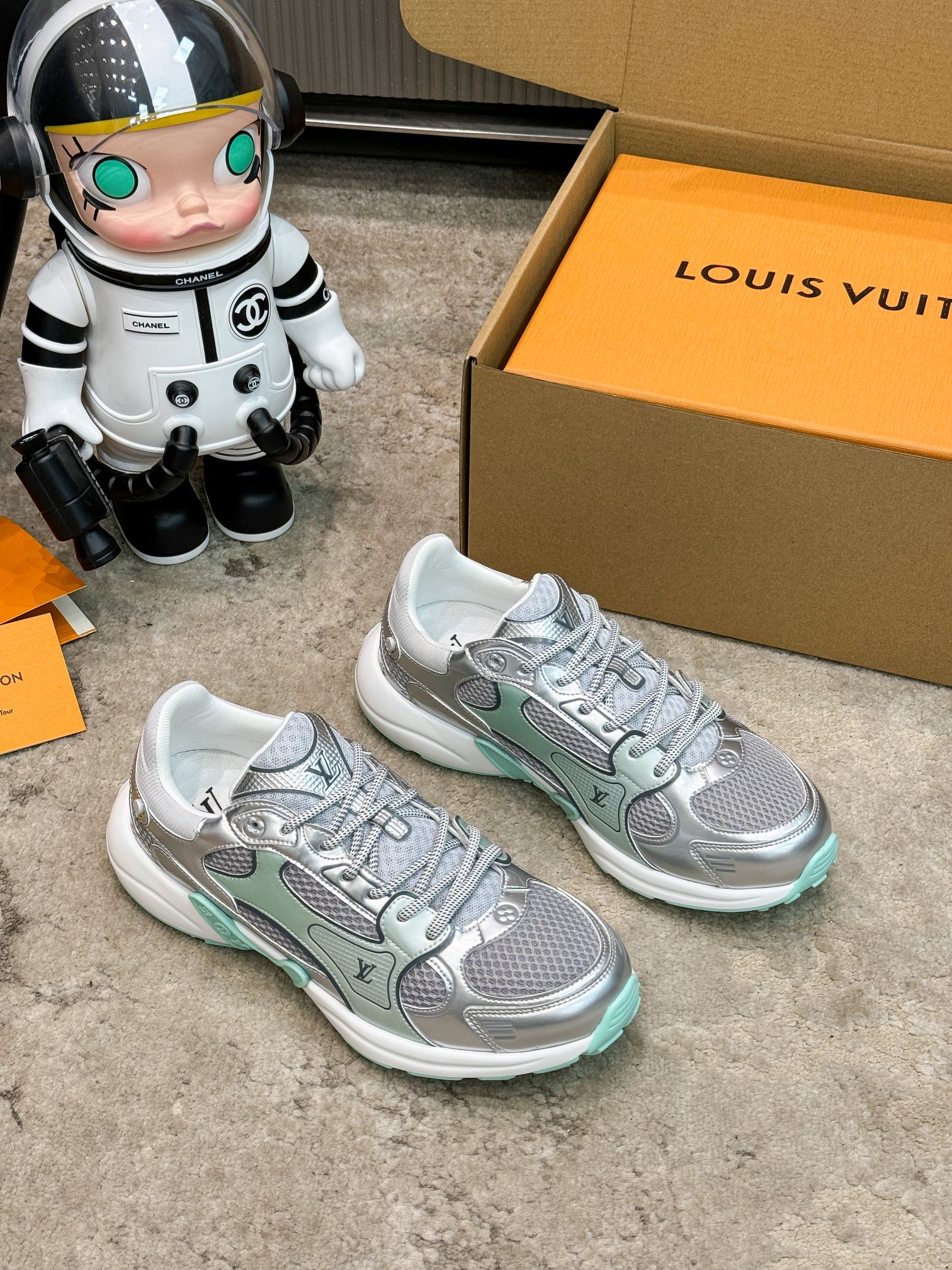Louis Vuitton Olympia Silver Sneakers, Couple Style, Breathable Mesh Fabric 5 a1743359377430 3050