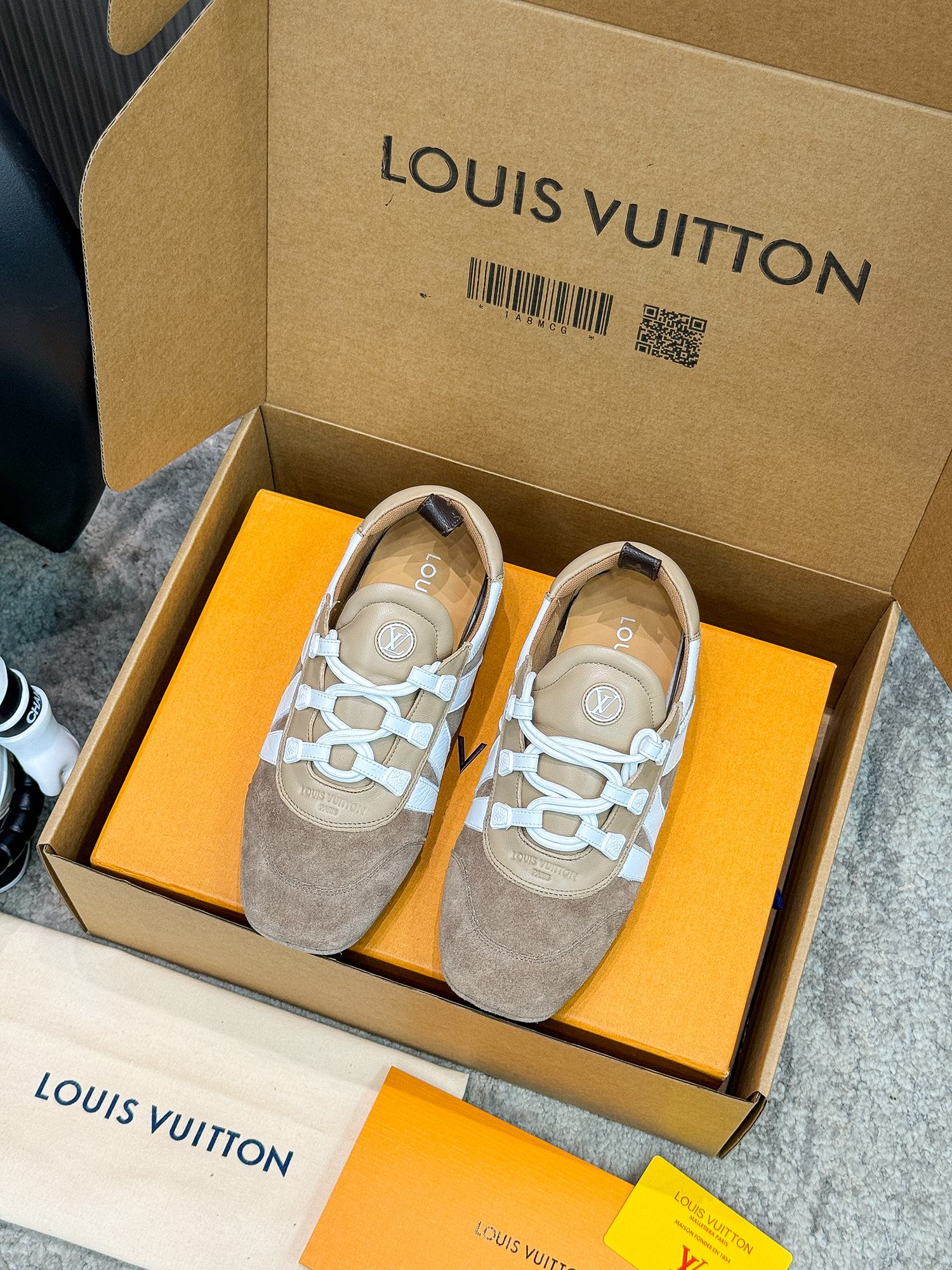 NO:385262,The new model is on the shelves. Louis Vuitton 25ss lv. Louis Vuitton counter latest retro genre training shoes, ballet sneakers, many internet celebrities are showing off their feet. This lace-up casual sneaker is a perfect American retro style. Classic and versatile items. Fabric cowhide + mercerized beef reverse velvet inner sheepskin original molded rubber sole size 35-41, (customized for women 41), casual shoes/sports shoes, louis vuitton, louis vuitton, louis vuitton, sneakers, cowhide, sheepskin19860909新款上架 Louis Vuitton 25ss lv路易威登专柜最新复古德训鞋 ,芭蕾运动鞋 ,众多网红明星纷纷开秀上脚 ,这款系带休闲运动鞋妥妥的美式复古风格 经典百搭的单品 面料牛皮+丝光牛反绒 内里羊皮 原版开模橡胶鞋底 码数35-41,(女41定做),休闲鞋/运动鞋,louis vuitton,louis vuitton,louis vuitton,sneakers,cowhide,sheepskin,Women's Shoes