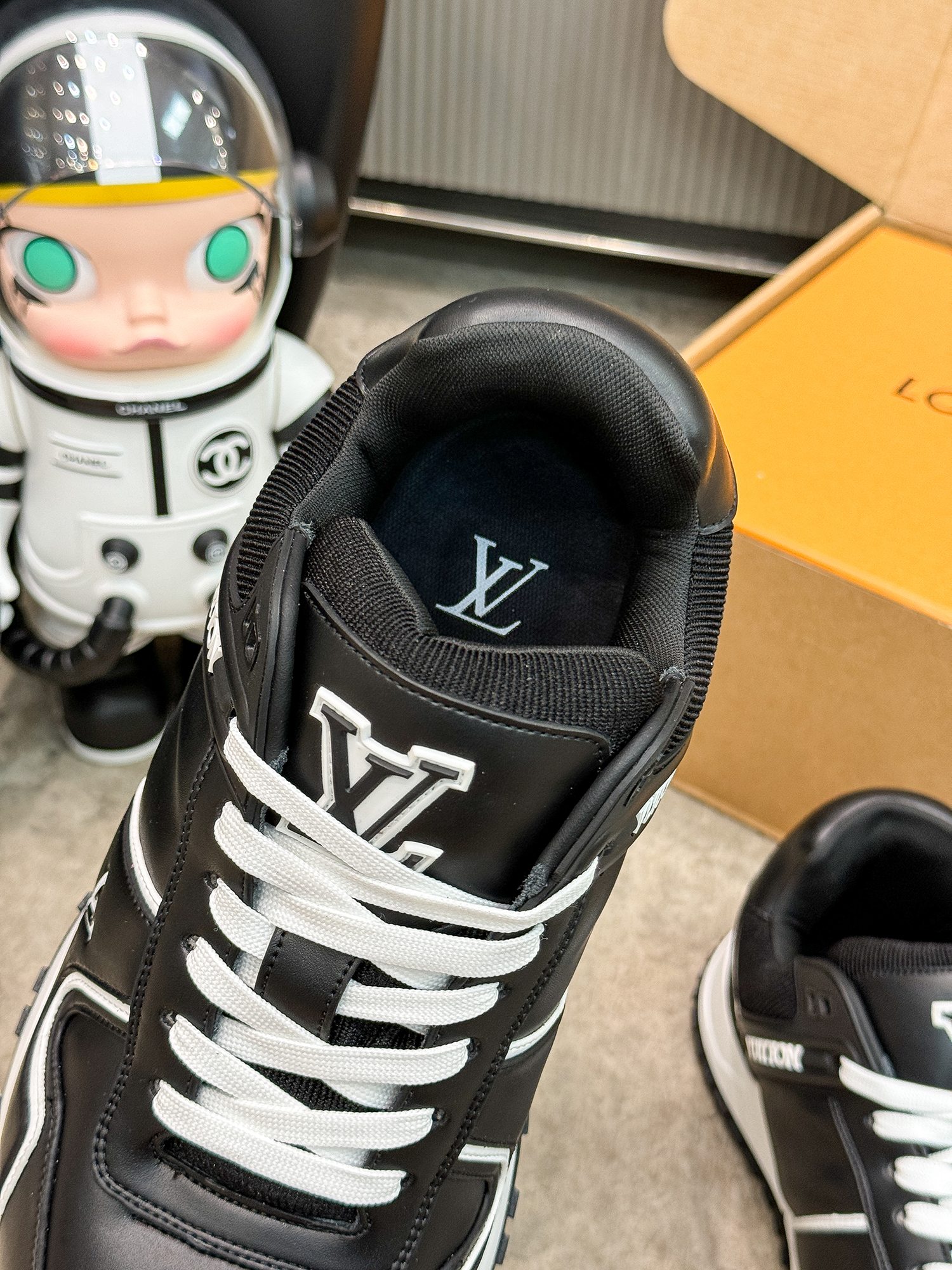 NO:350105,The latest Run Away Maxi series of LV Louis Vuitton, LHD, Fat Ding, Couple Style, Thick Sole, Casual Sports Shoes, Original Purchase and Development, Making Products Run Away Maxi Sports Shoes debuted in the early autumn series of 2025, continuing the iconic design of Run Away Sports Shoes with large versions. The smooth cowhide upper is integrated with contrasting color LV letters and Vuitton logo, light rubber wedge outsole citing the configuration of running shoes, exquisite packaging for delivery counter Fabric: Original custom imported top layer cowhide Inner: Original custom breathable net Outsole: Original open mold TPU combination sole Sole thickness: 3.5CM Size: Women's 35-40 / Men's 38-45,,louis vuitton,louis  vuitton, louis vuitton, louis vuitton, sneakers, cowhide19860909实价LV路易威登 L家 驴牌最新Run Away Maxi系列 胖丁 情侣款 厚底 休闲 运动鞋 原版购入开发 做货 Run Away Maxi 运动鞋初次亮相于 2025 早秋系列,以大号版本延续 Run Away 运动鞋的标志性设计.光滑牛皮革鞋面融入撞色 LV 字母和 Vuitton 标识,轻盈橡胶坡跟外底援引跑鞋构型 配送专柜精美包装 面料: 原版定制进口头层牛皮 内里: 原版定制透气网里 大底: 原版开模TPU组合大底 底厚: 3.5CM Size: 女款35-40 / 男款38-45,,louis vuitton,louis vuitton,louis vuitton,louis vuitton,sneakers,cowhide,Men's shoes