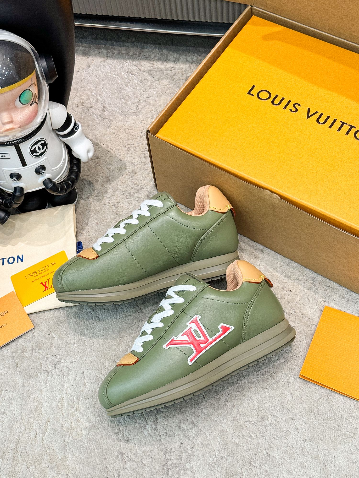 NO:541897,Couple model Louis Vuiton Louis Vuitton Fidong's joint catwalk fat den thick-soled casual sneakers Forrest Gump shoes High-end version This series includes from simple-style sneakers to eye-catching running shoes LV stands out with its iconic thick sole and modern aesthetics, while other styles use luxurious suede, leather and canvas materials. Some sneakers are designed with futuristic emphasis on functionality and comfort, and move towards sports-style luxury shoes. Every detail is developed according to the original 1:1. The original fabric is customized with the top layer of cowhide, imported breathable net, the sole is original open mold-proof TPU material, the bottom thickness is 3CM Size: Women's 35-40 (for women's 40 custom-made non-return and exchange) Men's 39-45 (for men's 45 custom-made non-return and exchange),, louis vuitton,louis vuitton,louis  vuitton,sneakers,cowhide,chamois leather19860909情侣款Louis Vuiton 路易威登菲董联名走秀款胖丁厚底休闲运动鞋 阿甘鞋 高端版本 此次系列包括从简约风格的运动鞋到引人注目的跑鞋 LV 以其标志性的厚底和现代美学脱颖而出 而其他款式则采用了奢华的麂皮 皮革和帆布等材质 一些运动鞋设计富有未来感 强调功能性与舒适性 并向运动风格的奢华鞋履迈进 每个细节都按原版1:1开发 面料原版定制头层牛皮 内里进口透气网里 鞋底原版开模防滑TPU材质 底厚3CM 码数: 女35-40（女40定做不退换） 男39-45（男45定做不退换）,,louis vuitton,louis vuitton,louis vuitton,sneakers,cowhide,chamois leather,Men's shoes