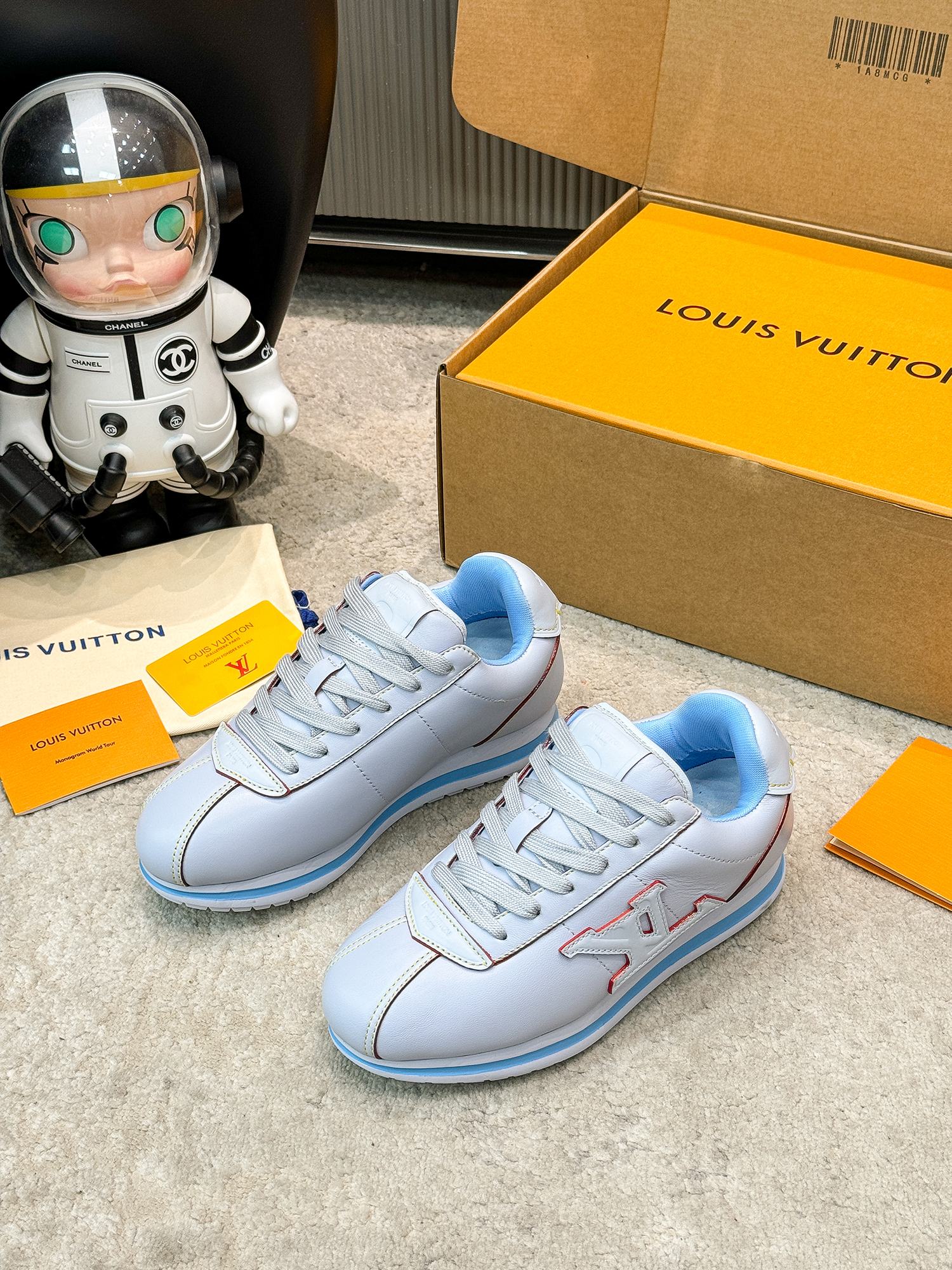 P430印花+10❤️情侣款
Louis Vuiton 路易威登菲董联名走秀款胖丁厚底休闲运动鞋 阿甘鞋 高端版本
此次系列包括从简约风格的运动鞋到引人注目的跑鞋 LV 以其标志性的厚底和现代美学脱颖而出 而其他款式则采用了奢华的麂皮 皮革和帆布等材质 一些运动鞋设计富有未来感 强调功能性与舒适性 并向运动风格的奢华鞋履迈进 每个细节都按原版1:1开发
面料原版定制头层牛皮 内里进口透气网里 鞋底原版开模防滑TPU材质
底厚:3CM
码数: 女35-40 (女40定做不退换)
男39-45 (男45定做不退换)