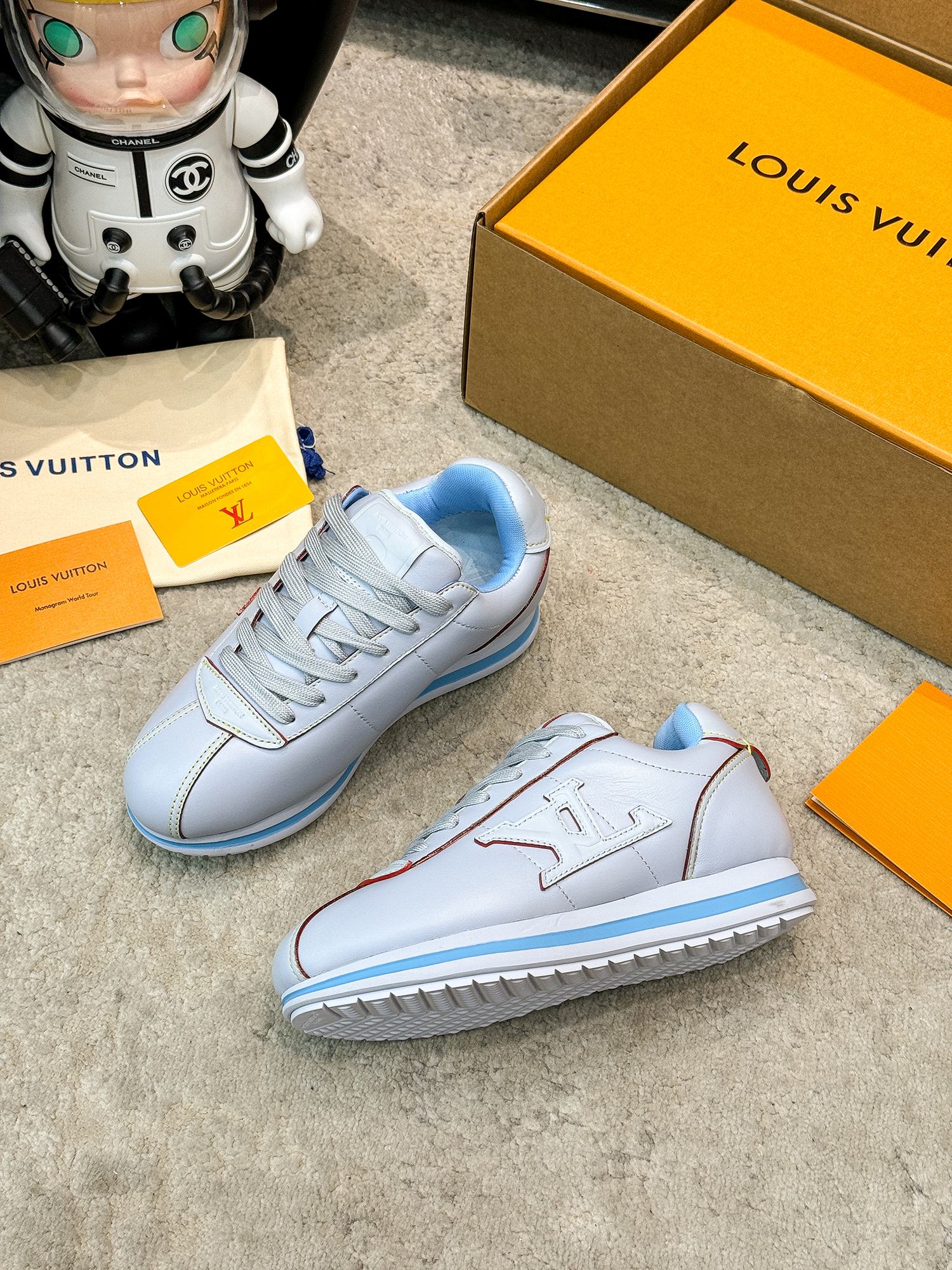 P430印花+10❤️情侣款
Louis Vuiton 路易威登菲董联名走秀款胖丁厚底休闲运动鞋 阿甘鞋 高端版本
此次系列包括从简约风格的运动鞋到引人注目的跑鞋 LV 以其标志性的厚底和现代美学脱颖而出 而其他款式则采用了奢华的麂皮 皮革和帆布等材质 一些运动鞋设计富有未来感 强调功能性与舒适性 并向运动风格的奢华鞋履迈进 每个细节都按原版1:1开发
面料原版定制头层牛皮 内里进口透气网里 鞋底原版开模防滑TPU材质
底厚:3CM
码数: 女35-40 (女40定做不退换)
男39-45 (男45定做不退换)