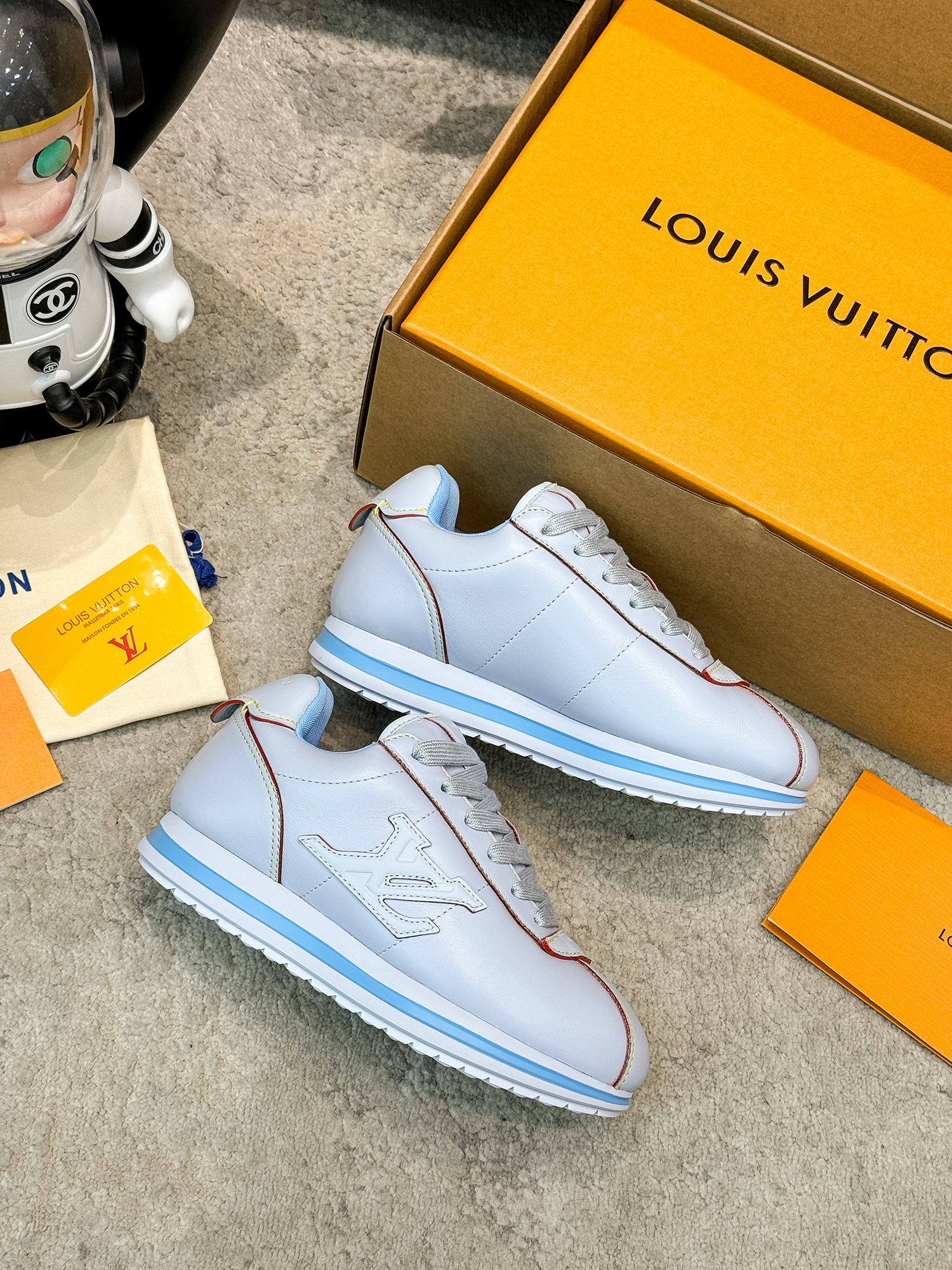 P430印花+10❤️情侣款
Louis Vuiton 路易威登菲董联名走秀款胖丁厚底休闲运动鞋 阿甘鞋 高端版本
此次系列包括从简约风格的运动鞋到引人注目的跑鞋 LV 以其标志性的厚底和现代美学脱颖而出 而其他款式则采用了奢华的麂皮 皮革和帆布等材质 一些运动鞋设计富有未来感 强调功能性与舒适性 并向运动风格的奢华鞋履迈进 每个细节都按原版1:1开发
面料原版定制头层牛皮 内里进口透气网里 鞋底原版开模防滑TPU材质
底厚:3CM
码数: 女35-40 (女40定做不退换)
男39-45 (男45定做不退换)