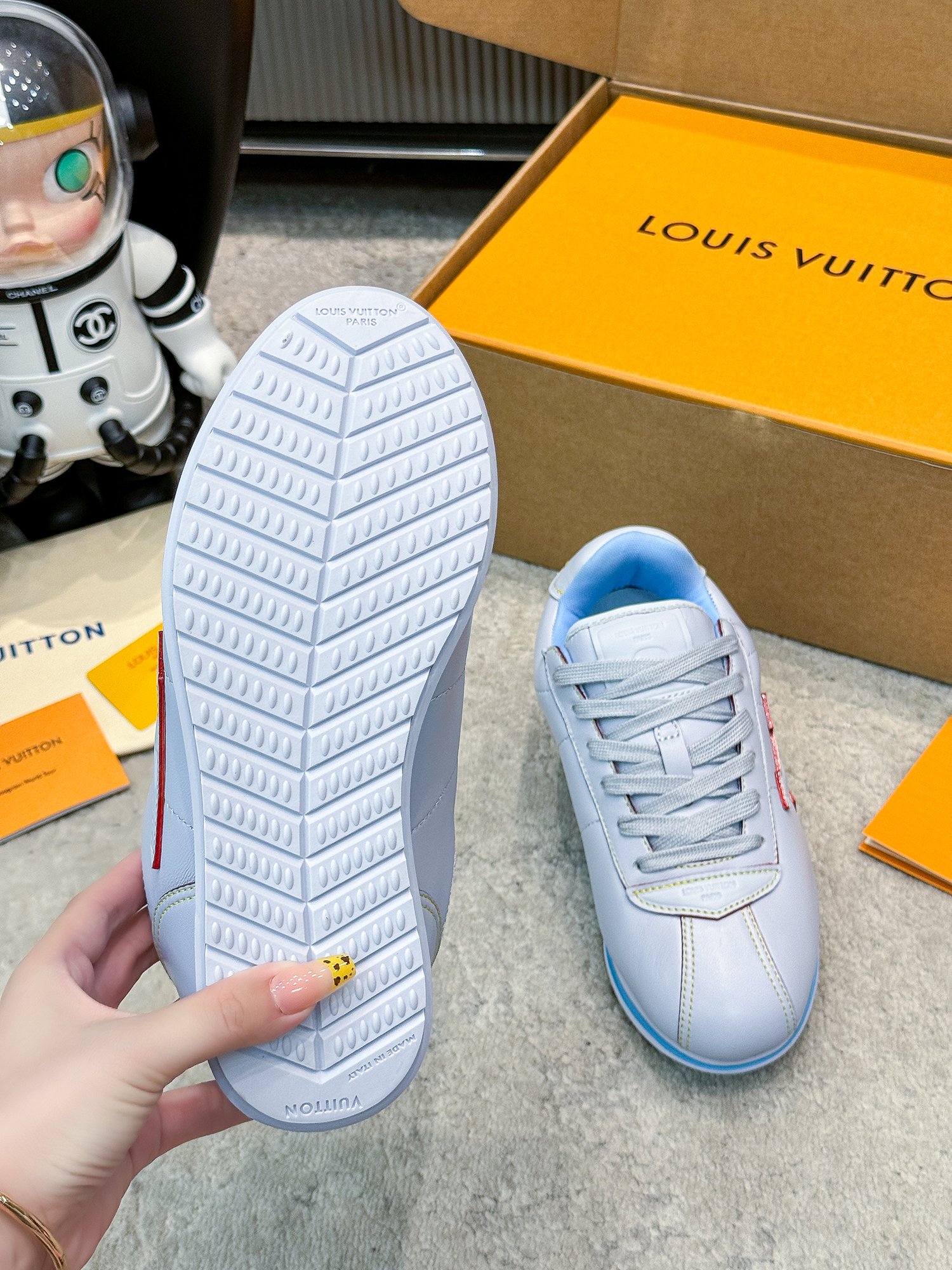 P430印花+10❤️情侣款
Louis Vuiton 路易威登菲董联名走秀款胖丁厚底休闲运动鞋 阿甘鞋 高端版本
此次系列包括从简约风格的运动鞋到引人注目的跑鞋 LV 以其标志性的厚底和现代美学脱颖而出 而其他款式则采用了奢华的麂皮 皮革和帆布等材质 一些运动鞋设计富有未来感 强调功能性与舒适性 并向运动风格的奢华鞋履迈进 每个细节都按原版1:1开发
面料原版定制头层牛皮 内里进口透气网里 鞋底原版开模防滑TPU材质
底厚:3CM
码数: 女35-40 (女40定做不退换)
男39-45 (男45定做不退换)