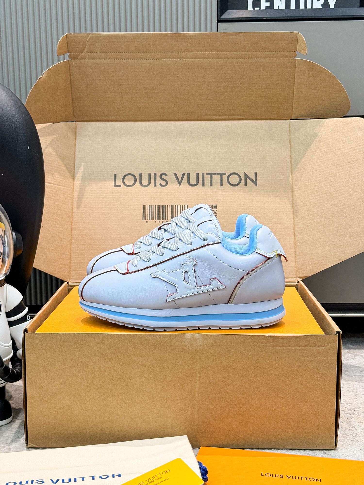 P430印花+10❤️情侣款
Louis Vuiton 路易威登菲董联名走秀款胖丁厚底休闲运动鞋 阿甘鞋 高端版本
此次系列包括从简约风格的运动鞋到引人注目的跑鞋 LV 以其标志性的厚底和现代美学脱颖而出 而其他款式则采用了奢华的麂皮 皮革和帆布等材质 一些运动鞋设计富有未来感 强调功能性与舒适性 并向运动风格的奢华鞋履迈进 每个细节都按原版1:1开发
面料原版定制头层牛皮 内里进口透气网里 鞋底原版开模防滑TPU材质
底厚:3CM
码数: 女35-40 (女40定做不退换)
男39-45 (男45定做不退换)