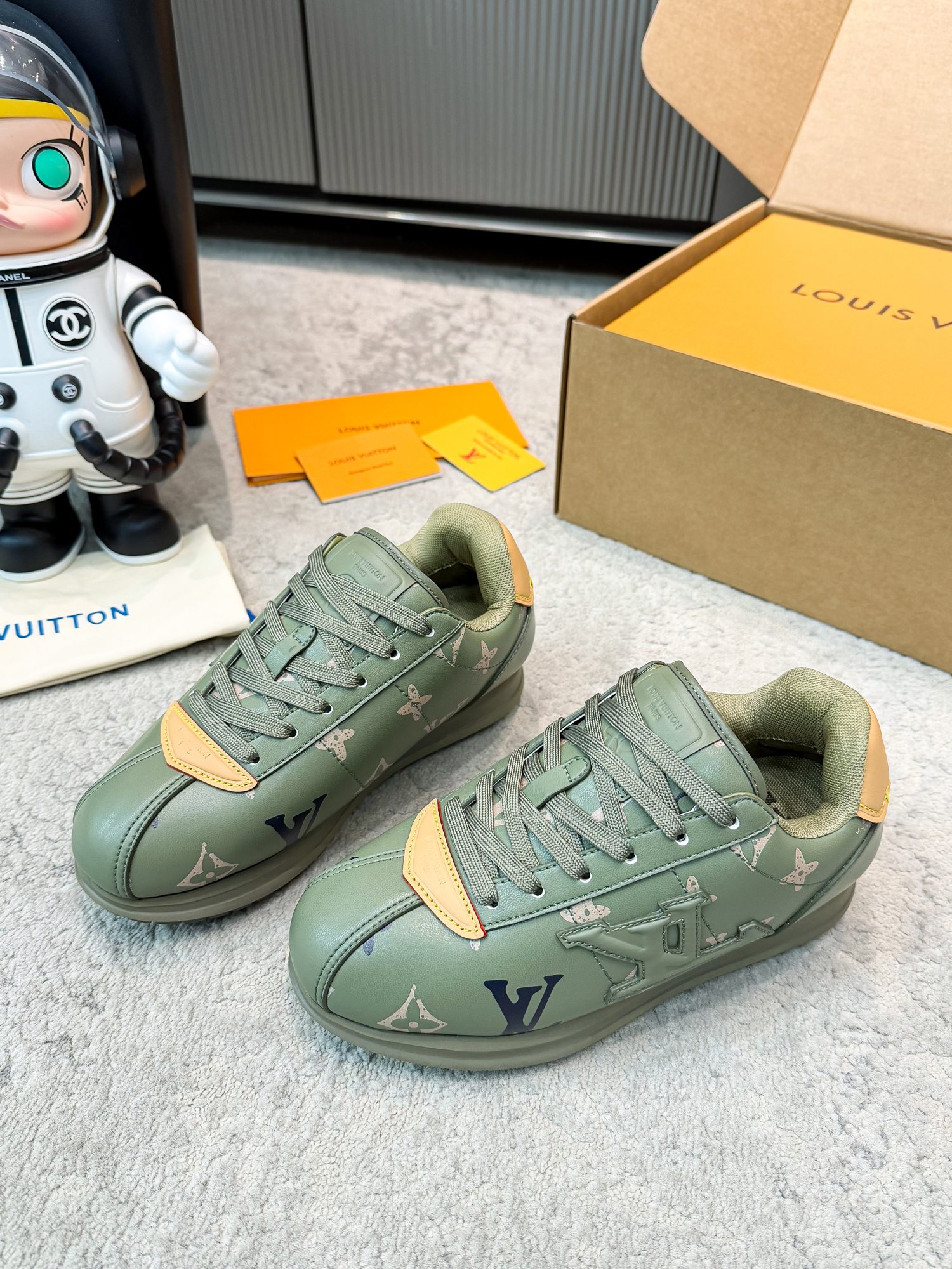 NO:779091,Top version original 1:1 couple model with airplane box packaging with crayfish on the back LV Louis Vuitton ingo Fei Dong co-branded Buttersoft series chubby thick sole casual sneakers Forrest shoes original purchase development and production LV Buttersoft sneakers are made by Pharrell Williams, using soft Monogram printed sheep leather and cow leather to reinterpret the trendy configuration of the 1960s, and then use the padded upper to upgrade the comfort experience. LV  Letters and leather trims point out the brand identity, Pharrell Williams portrait and lobster embossed pattern describe the 2025 autumn and winter men's show fashion. Exquisite packaging at the delivery counter. Fabric: Original customized first-layer cowhide. Lining: Imported breathable mesh lining. Sole: Original open-molded non-slip TPU material. Bottom thickness 3CM. Size: Women's 35-40 / Men's 40-45, Louis vuitton, Louis  vuitton,sneakers,cowhide,sheepskin19860909顶级版本 原版1:1 情侣款 带飞机盒包装 后尾带小龙虾 LV 路易威登 ingo菲董 联名 Buttersoft系列 胖丁 厚底 休闲 运动鞋 阿甘鞋 原版购入开发 做货 LV Buttersoft 运动鞋出自 Pharrell Williams 之手,以柔软的 Monogram 印花羊皮革与牛皮革重绎 1960 年代的潮流构型,再借加衬鞋面升级舒适体验.LV 字母和皮革饰边点明品牌身份,Pharrell Williams 肖像与龙虾压纹图案共述 2025 秋冬男装秀场风尚 配送专柜精美包装 面料 : 原版定制头层牛皮 内里 : 进口透气网里 鞋底 : 原版开模防滑TPU材质 底厚 3CM Size : 女款35-40 / 男款40-45,,louis vuitton,louis vuitton,sneakers,cowhide,sheepskin,Men's shoes