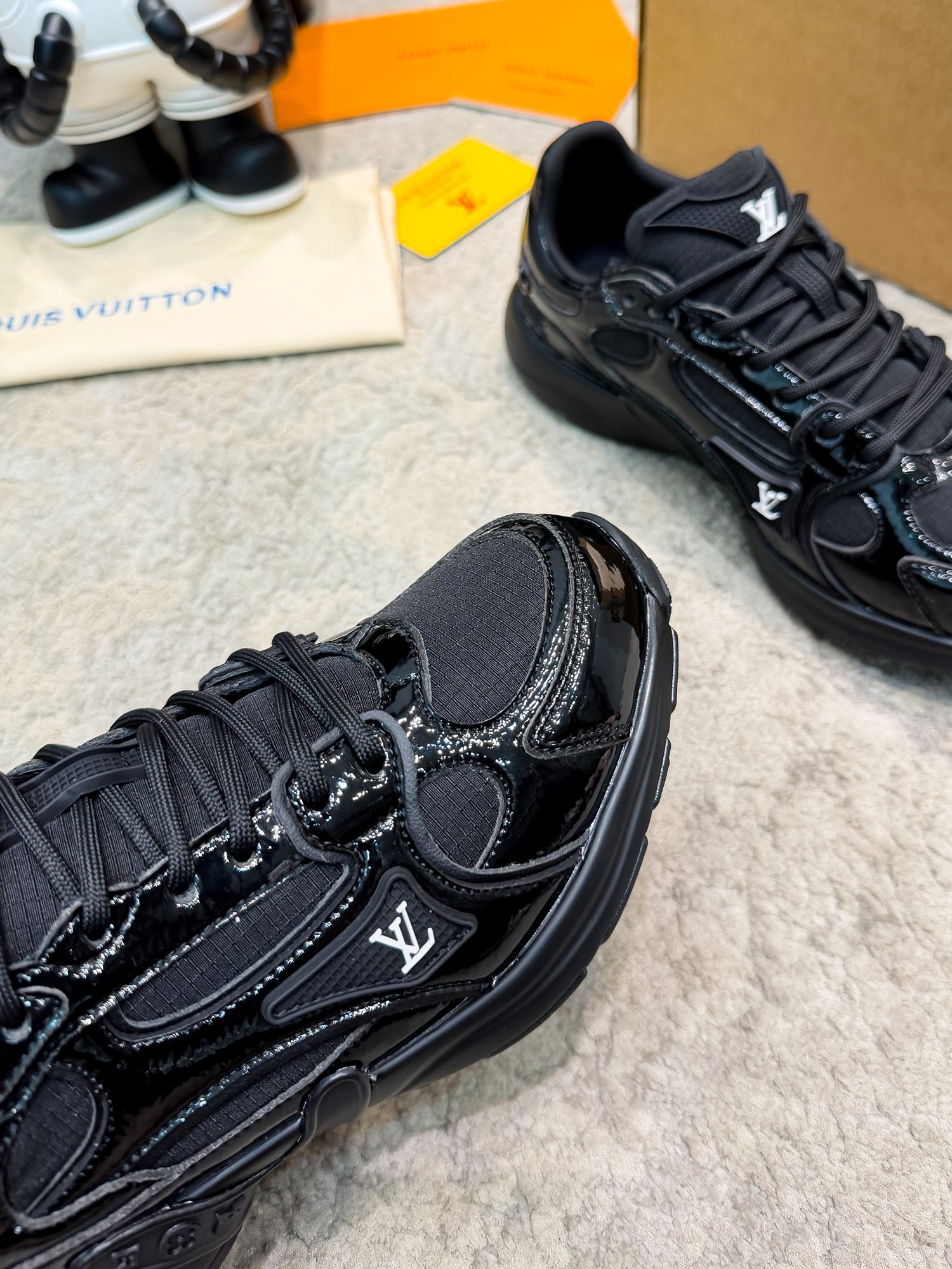 NO:781466,Top version of couple's model LV Louis Vuitton L's Donkey Brand Latest Olympia Series Couple's Model Silver Horn King Casual Sports Shoes Running Shoes This LV Olympia sports shoe combines mesh fabric, metallic synthetic leather and other technical fabrics to reinterpret the classic running shoe design with a neat and simple design. The lightweight EVA outsole provides a comfortable and elastic wearing experience. Monogram embossing and LV letters and other rich details establish recognition. Exquisite packaging at the delivery counter  Fabric: original imported technical fabric + mesh, original customized breathable mesh lining, original molded rubber foam material for sole, sole thickness 3.5CM19860909顶级版本情侣款 LV 路易威登L家 驴牌 最新Olympia系列 情侣款 银角大王 休闲 运动鞋 跑鞋 本款 LV Olympia 运动鞋融合网格面料与金属质感合成皮革等科技面料,以利落简约设计重绎经典跑鞋设计.轻盈 EVA 外底成就舒弹穿着体验.Monogram 压纹与 LV 字母等丰富细节树立辨识度 配送专柜精美包装 面料:原版进口科技面料+网面 内里原版定制透气网里 鞋底原版开模橡胶发泡材质 底厚3.5CM Size:女款35-40 / 男款39-45,,louis vuitton,louis vuitton,louis vuitton,alexander wang,louis vuitton,sneakers,Men's shoes