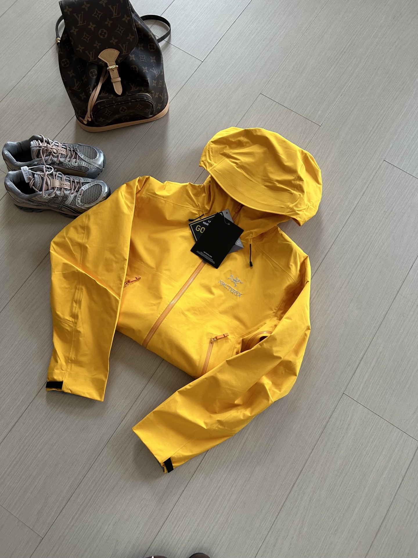 💰290（顶级版本）
𝐀𝐑𝐂'𝐓𝐄𝐑𝐘𝐗 始祖鸟贝塔BETA LT连帽冲锋衣
尺码：S-XXL