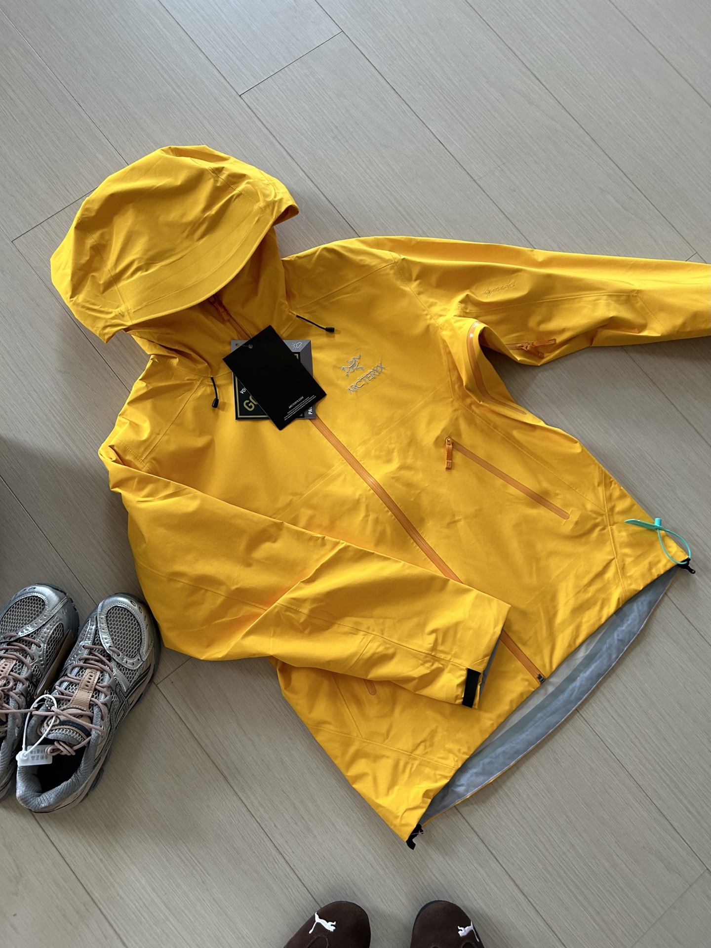 💰290（顶级版本）
𝐀𝐑𝐂'𝐓𝐄𝐑𝐘𝐗 始祖鸟贝塔BETA LT连帽冲锋衣
尺码：S-XXL