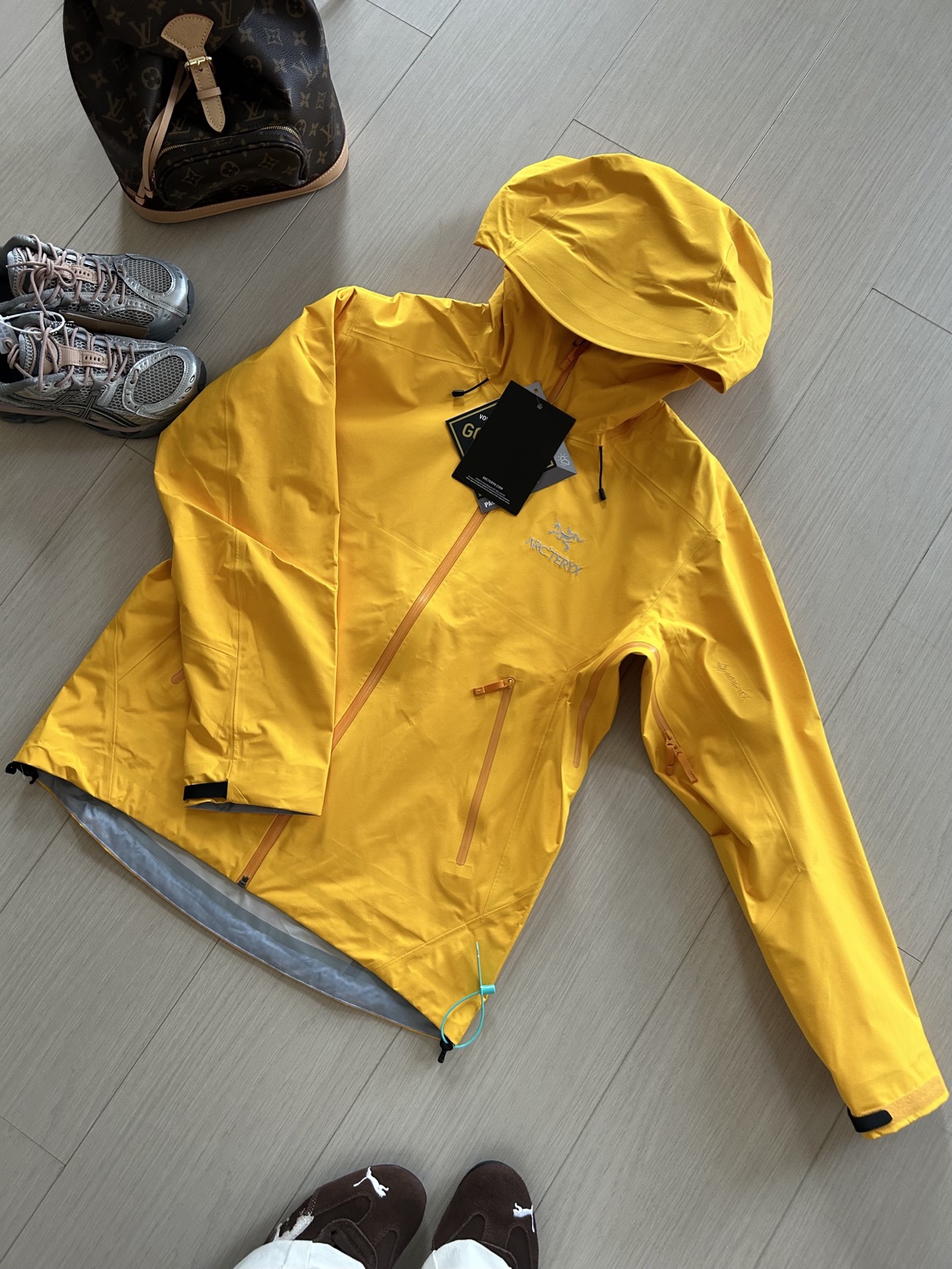 💰290（顶级版本）
𝐀𝐑𝐂'𝐓𝐄𝐑𝐘𝐗 始祖鸟贝塔BETA LT连帽冲锋衣
尺码：S-XXL