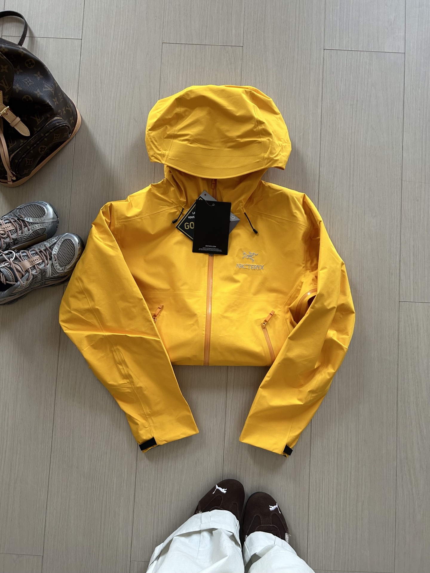 💰290（顶级版本）
𝐀𝐑𝐂'𝐓𝐄𝐑𝐘𝐗 始祖鸟贝塔BETA LT连帽冲锋衣
尺码：S-XXL