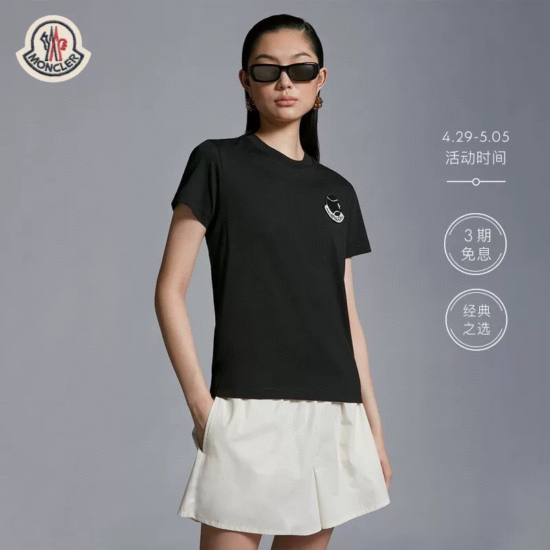 蒙口货源Moncler24年女士网球标识贴片短袖T恤！采用棉质平纹针织面料制成，手感柔软舒适，亲肤透气，白色和黑色，SML码，A15yewwd