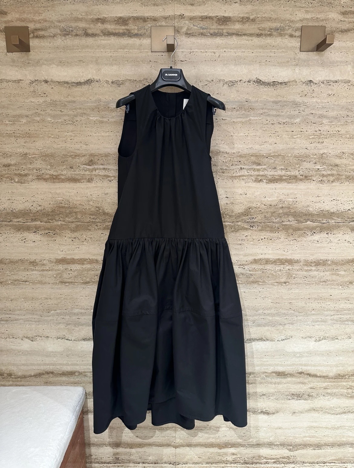 P989 Sculpted Cotton Dress: Comfortable, Elegant, Versatile in Black and White, Sizes 36-40 - 图片 2