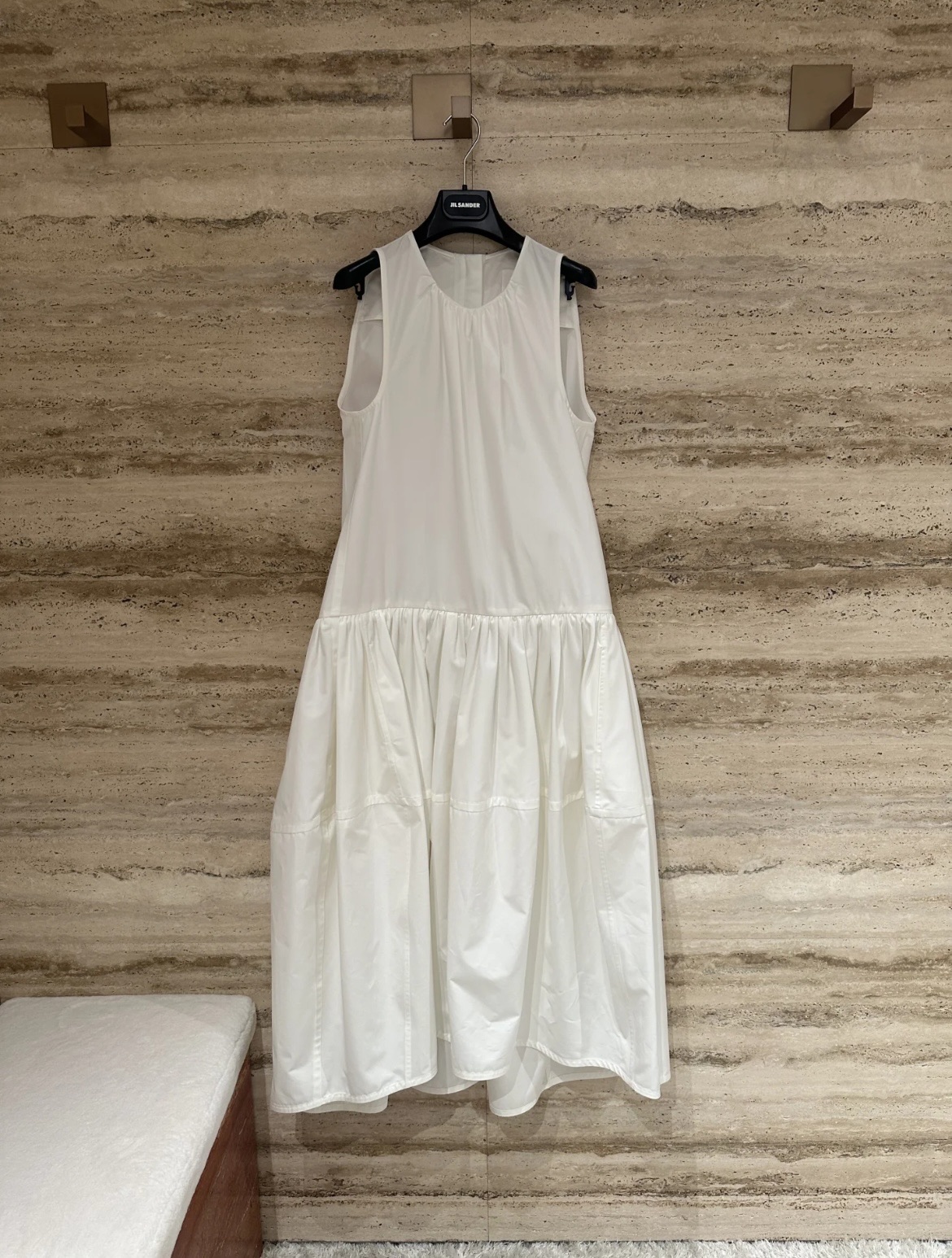 P989 Sculpted Cotton Dress: Comfortable, Elegant, Versatile in Black and White, Sizes 36-40 - 图片 3