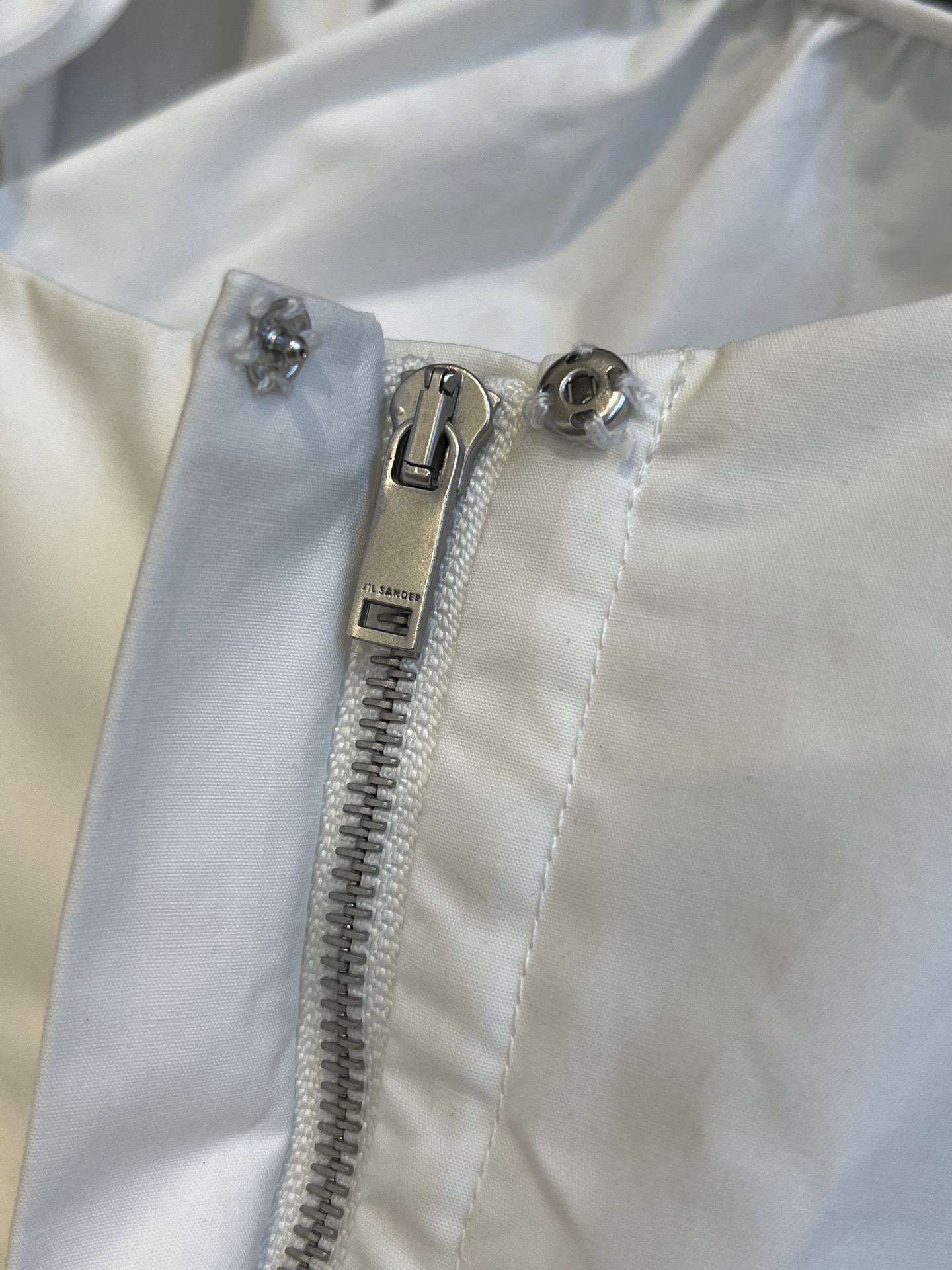 P989 Sculpted Cotton Dress: Comfortable, Elegant, Versatile in Black and White, Sizes 36-40 - 图片 4