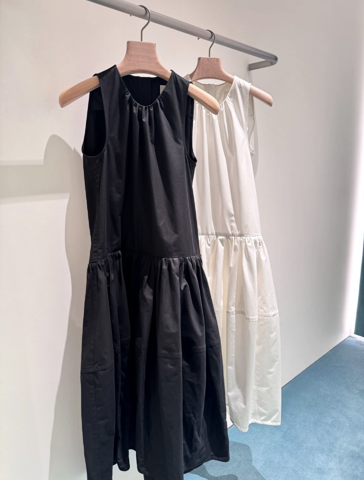 P989 Sculpted Cotton Dress: Comfortable, Elegant, Versatile in Black and White, Sizes 36-40