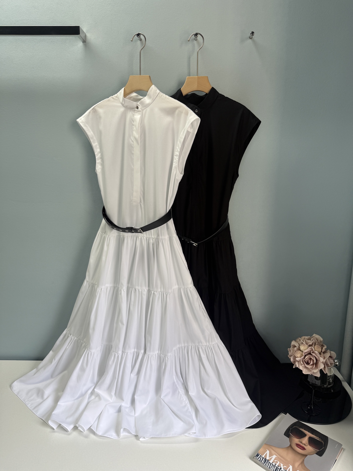 NO:330259,Original single ruthless women's clothing, packaged 25 spring and summer hot products are coming, YB buys customized high-version M home shirt-style cake skirt sleeveless dress!  #Customized soft cotton poplin fabric, skin-friendly and breathable!  #Stand-up collar shirt-style cut shows your ability and temperament!  The front closure is hidden, and the sleeveless design is refreshing and comfortable. #Paired with a belt to highlight the waistline!  The cake skirt is layered and swayed, and the romantic flows while walking, and the simplicity is exquisite!  #Whether it is walking on the street or partying, letting you bloom unique charm at all times, become the focus♀ Color white black Number of 36 38 40 42,,skirts,shirts,alexander wang19860909原单狠货女装 配包装25春夏爆款来袭YB购入定制高版本M家衬衫式蛋糕裙摆无袖连衣裙！#定制柔软棉府绸面料 亲肤透气！#立领衬衫式裁剪 尽显干练气质！前襟隐藏式开合 无袖设计清爽自在 #搭配腰带凸显腰线！蛋糕裙摆层叠摇拽 行走间浪漫流转 简约中透着精致！#无论是漫步街头or聚会约会 让你时刻绽放独特魅力 成为焦点♀ 颜色白色 黑色 码数36 38 40 42,,skirts,shirts,alexander wang,Women's clothing