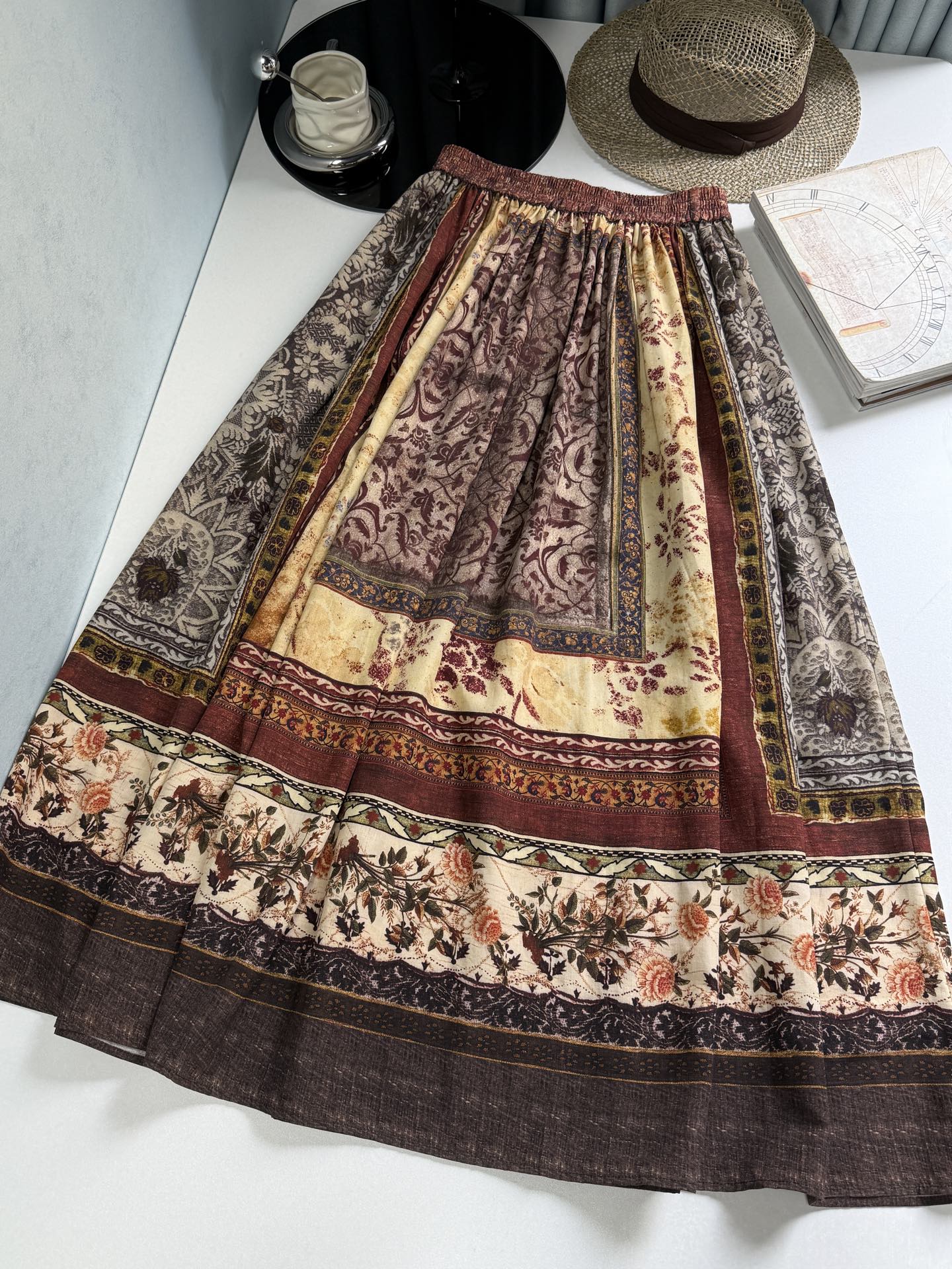 NO:330265,Original single ruthless women's clothing, packaged with 25 spring and summer Fan Bingbing star's same INTOTHEEAS* elastic waist positioning printed long skirt!  #Break linen blend fabric breathable and comfortable!  #Elastic waistline Comfortable and unstretched!  Positioning traditional printing techniques integrate with each other #present a unique and romantic retro style!  Hand-made pleats create a layered feeling of the skirt, showing a lively and elegant figure while walking!  #Match with tops or shirts in the same series, etc. It is suitable for daily leisure, vacation and other occasions!  Recommended ♀ S M L XL,,skirts,shirts,alexander wang19860909原单狠货女装 配包装25春夏范冰冰明星同款INTOTHEEAS*松紧腰定位印花长半裙！#采用亚麻混纺面料 透气舒适！#松紧腰围 舒适不勒腰！定位传统印花工艺相互融合 #呈现独具浪漫的复古风格！手工碎褶塑造出裙身的层次感 走动间尽显灵动优雅的身姿！#搭配同系列上衣or衬衫等 适合日常休闲、度假等场合！推荐♀ 码数S M L XL,,skirts,shirts,alexander wang,Women's clothing