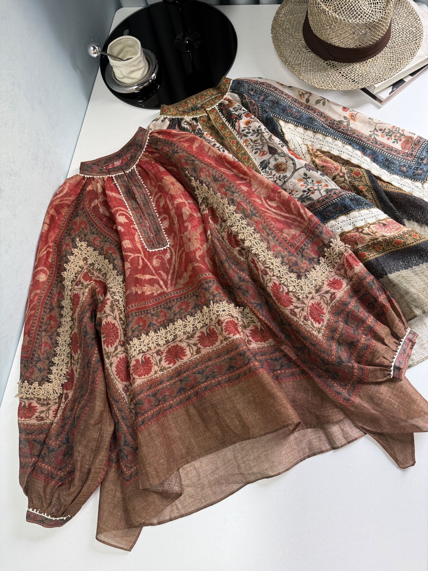 NO:330271,Original single ruthless women's clothing, packaged with 25 spring and summer Tong Liya star same style INTOTHEEAS* positioning pattern printed spliced ​​lace ramie top!  #Use natural ramie fabric, light and breathable!  Integrate the classic bohemian elements into the urban modern feel!  #Loose silhouette, inclusive body shape, give you a comfortable feeling of wearing!  #Positioning traditional printing technology Printing is difficult and consuming!  Each piece is cut individually to ensure the completeness of the flower position!  #The neckline, cuffs and body are spliced ​​lace, eye-catching and full of boho style!  Romantic and sweet, essential for vacation ♀ Color blue red Number of numbers, alexander wang19860909原单狠货女装 配包装25春夏佟丽娅明星同款INTOTHEEAS*定位花色印花拼接花边苎麻上衣！#采用天然苎麻面料 轻盈透气！把波西米亚风的经典元素融入到都市摩登感中！#宽松廓形 包容身型 给予自在的穿着感受！#定位传统印花工艺 印花难且费料！每一件都单件单独裁剪 才能保证花位的完整！#领口、袖口、衣身采用拼接花边 抢眼吸睛满满的波西米亚风！浪漫又不失甜美 度假必备♀ 颜色蓝色 红色 码数均码,,alexander wang,Women's clothing