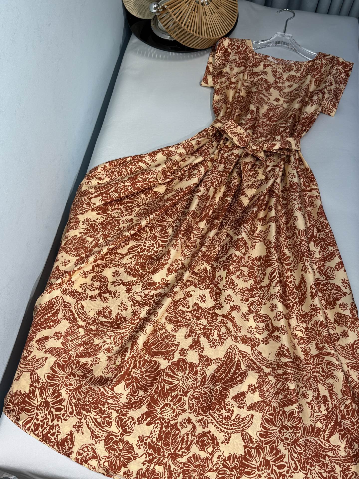 NO:330556,Original single ruthless women's clothing, packaged with 25 spring and summer high-end custom YB priced at 30,300 retro small square collar tied silk printed dress!  #A glance at the heart is super beautiful oriental ink painted citrus flowers and casually relaxed skirt with exquisite colors, the upper body is elegant and white in white!  Excellent texture Heavy twill silk fabric, high-end, comfortable and elegant texture~ Three-dimensional front shoulder sleeveless square collar design, equipped with a cloth belt to highlight the slender waist, and the upper body is stylish and slim!  The retro print pattern adds a touch of modern and elegant charm to the dress and brings a new fashionable visual experience. It adopts digital printing design #unique artistic atmosphere~citrus color matching The entire series combines modern technology and classic aesthetics #contains the sense of eternal elegance, exquisite, elegant, flowing, smooth cut, fresh and luxurious colors, and full of beauty!  A must-have item for famous ladies and noble ladies!  Highly recommended ♀ 38S 40M 42L 44XL, skirts, real silk, alexander wang19860909原单狠货女装 配包装25春夏高端定制YB售价30300复古小方领系带真丝印花连衣裙！#一眼心动超美东方墨绘柑橘色碎花随意松弛的裙型配上精致的花色 上身典雅显白气质 ！超赞质感 重磅斜纹真丝面料,质感高级舒适飘逸～ 立体正肩无袖方领设计 配有本布腰带收束 凸显纤细腰身 上身有型气质显瘦！复古的印花图案为连衣裙增添了一丝现代优雅韵味 带来全新的时尚视觉体验 采用数码印花设计 #独具艺术气息～柑橘配色 整个系列融合现代技术与经典美学 #蕴含永恒典雅之感 精致优雅飘逸裁剪流畅 颜色清新奢华 美的淋漓尽致！名媛贵妇必备单品！强烈推荐♀ 码数38S 40M 42L 44XL,,skirts,real silk,alexander wang,Women's clothing