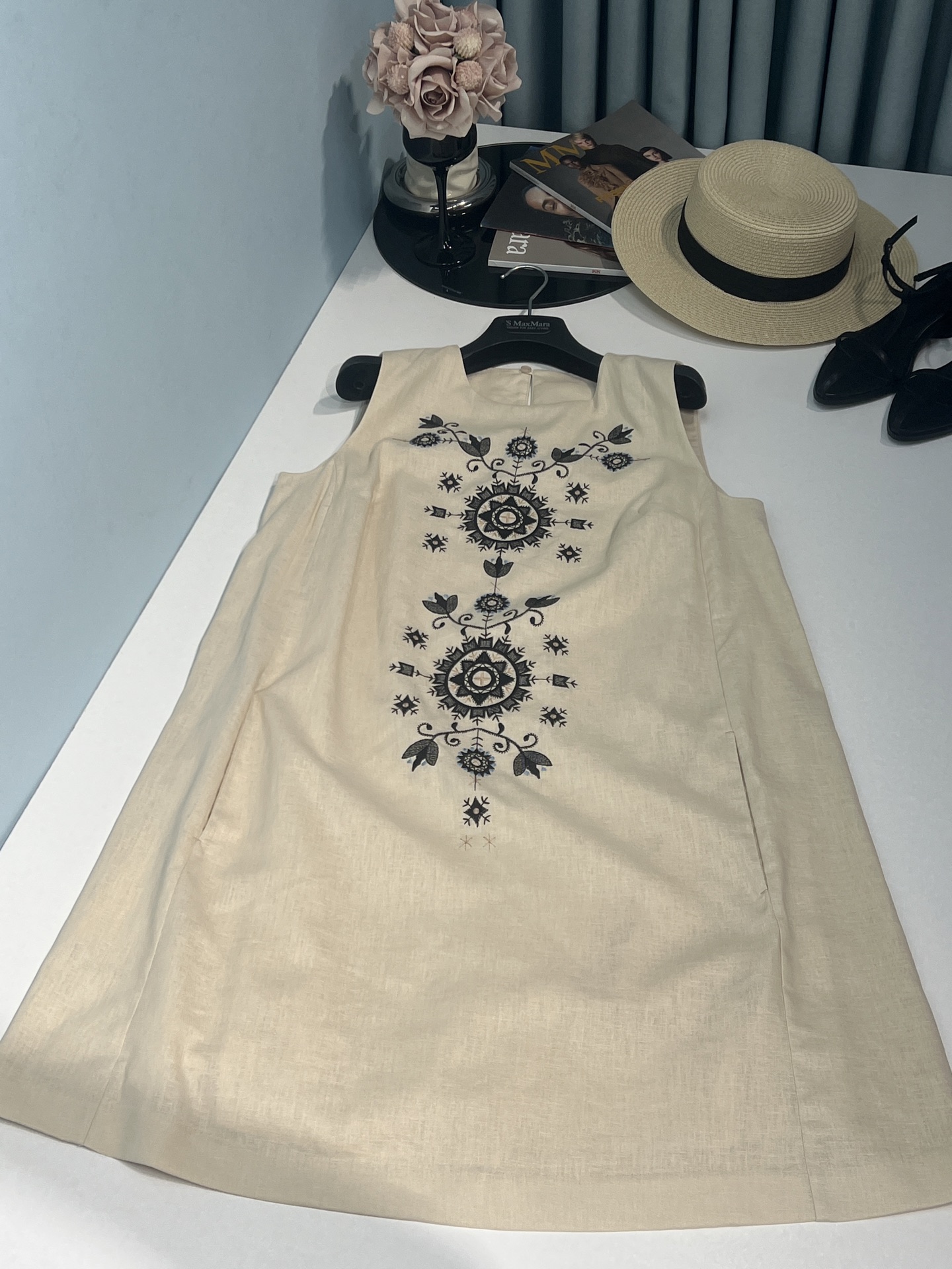 NO:330533,Original single ruthless women's clothing, packaged 25 spring and summer hot products recommended YB purchase and develop customization #Yuwenwen Celebrity same model M home symmetrical embroidered geometric floral graphic vest cotton linen dress!  Selected high-string cotton and linen blend fabrics with delicate texture, skin-friendly and breathable!  Light-toned sleeveless skirt #Encounter the elegance of retro and national style!  Exquisite black embroidered geometric floral patterns outline an elegant scroll. Every needle contains ingenuity!  Sleeveless A-line skirt style #天灵灵灵灵灵灵灵灵灵灵灵灵灵灵灵灵灵灵灵灵灵灵灵灵灵灵灵灵灵灵灵灵灵灵灵灵灵�  Wear alone or layered. Stroll or party # can easily show your unique fashion charm!  ♀ Count 38/S 40/M 42/L 44/XL,,skirts,alexander wang19860909原单狠货女装 配包装25春夏爆款推荐YB购入开发定制#于文文明星同款M家对称式刺绣几何花卉图型背心棉麻连衣裙！精选高支棉麻混纺面料 肌理细腻 亲肤透气！浅韵无袖美裙 #邂逅复古与民族风的优雅交融！精致的黑色刺绣几何花卉图型 勾勒优雅画卷 每一针皆藏匠心！无袖A字裙型 #洋气优雅 释放随性！单穿or叠穿 漫步或聚会 #都能轻松展现独特的时尚魅力！ ♀ 码数38/S 40/M 42/L 44/XL,,skirts,alexander wang,Women's clothing