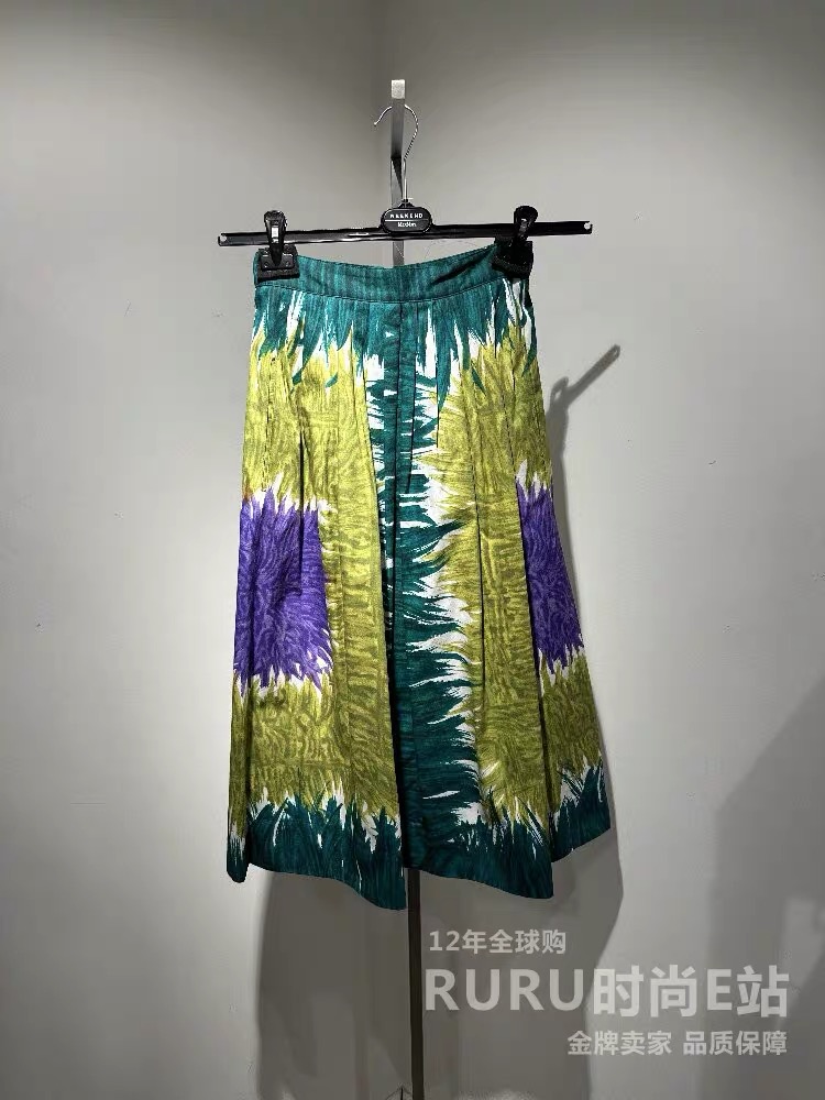 NO:330545,Original single ruthless women's clothing, packaged with 25 spring and summer YB, customized high-version color dopamine printed pleated skirt!  #Pity hiding poetry·Flowering flowers. Artist limited high-waist A-line skirt. Optimize body proportions. Rear zipper opening and closing. Natural pleats under the waist. Walking smart and elegant~ match with the same series of printed T-shirts. It is casual and natural. Refreshing and not dull. #Play in spring and summer colors and wear | Walking freely in bright colors. Number of 38S 40M 42L 44XL,, skirts,tees, t-shirt,alexander wang19860909原单狠货女装 配包装25春夏YB购入,定制高版本彩色多巴胺印花压褶半裙！#褶藏诗意·步履生花 艺术家限定款高腰A字裙型 优化身材比例 后拉链开合 腰下自然压褶 行走间灵动飘逸～搭配同系列印花t恤 随性自然 清爽不沉闷 #玩转春夏色彩穿搭｜于明媚色彩中恣意而行 . 码数38S 40M 42L 44XL,,skirts,tees，t-shirt,alexander wang,Women's clothing