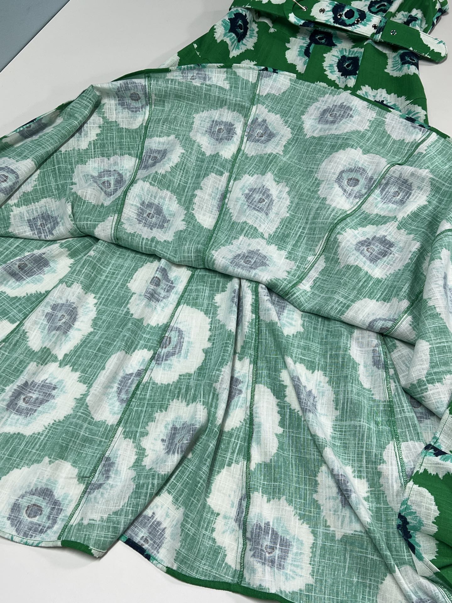 P782 Scavenger Dress: Summer Dream with Fresh Green and Floral Details - 图片 4