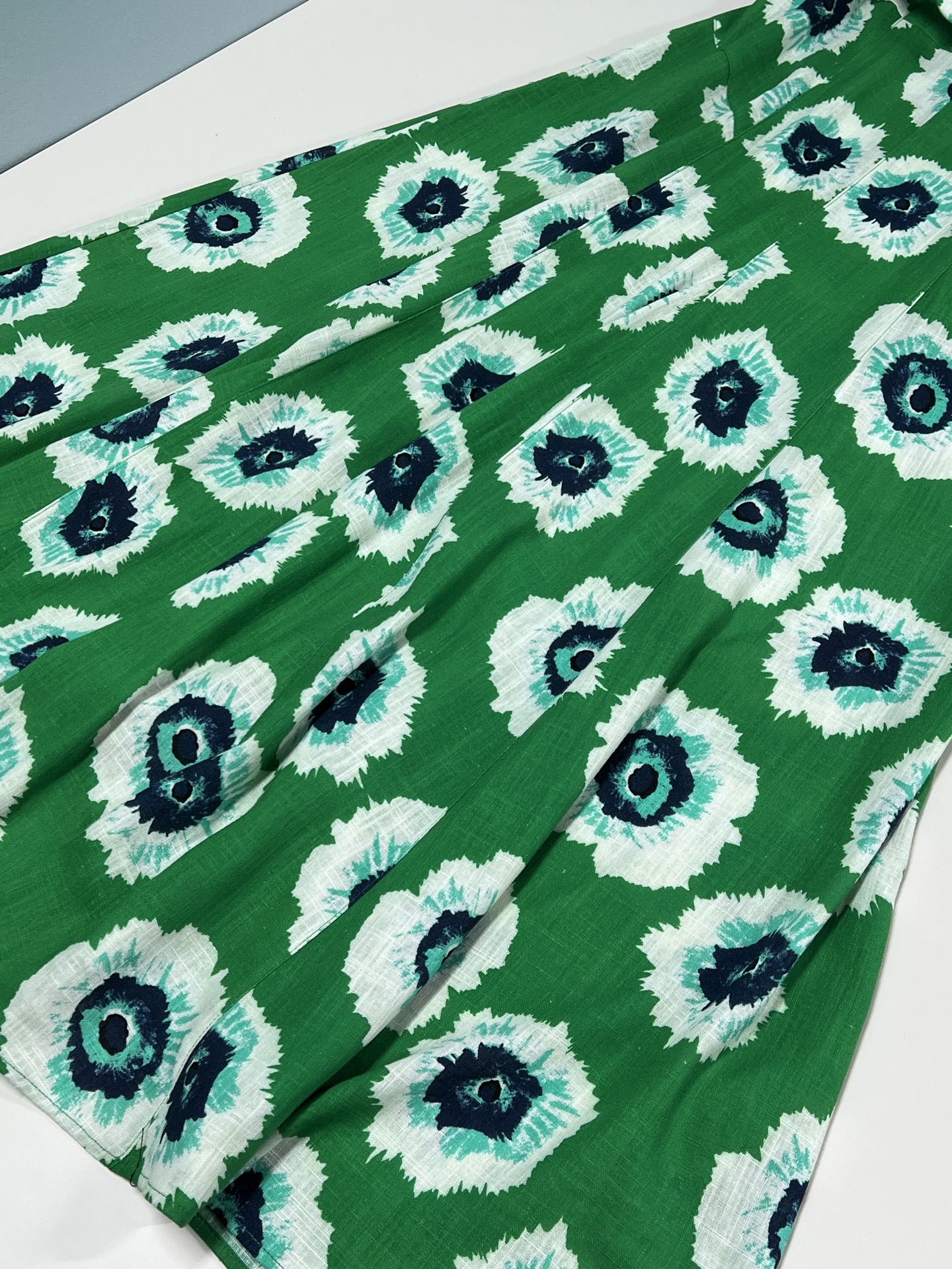 P782 Scavenger Dress: Summer Dream with Fresh Green and Floral Details - 图片 3
