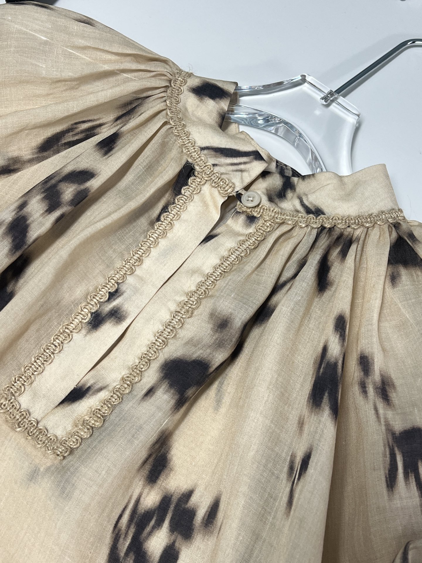 Fashionable One-Size-Fits-All Woman’s Clothing with Unique Design Elements - 图片 4