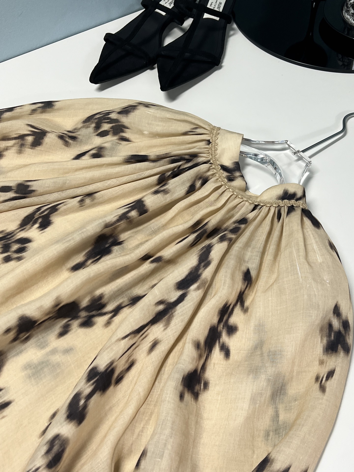 Fashionable One-Size-Fits-All Woman’s Clothing with Unique Design Elements - 图片 8