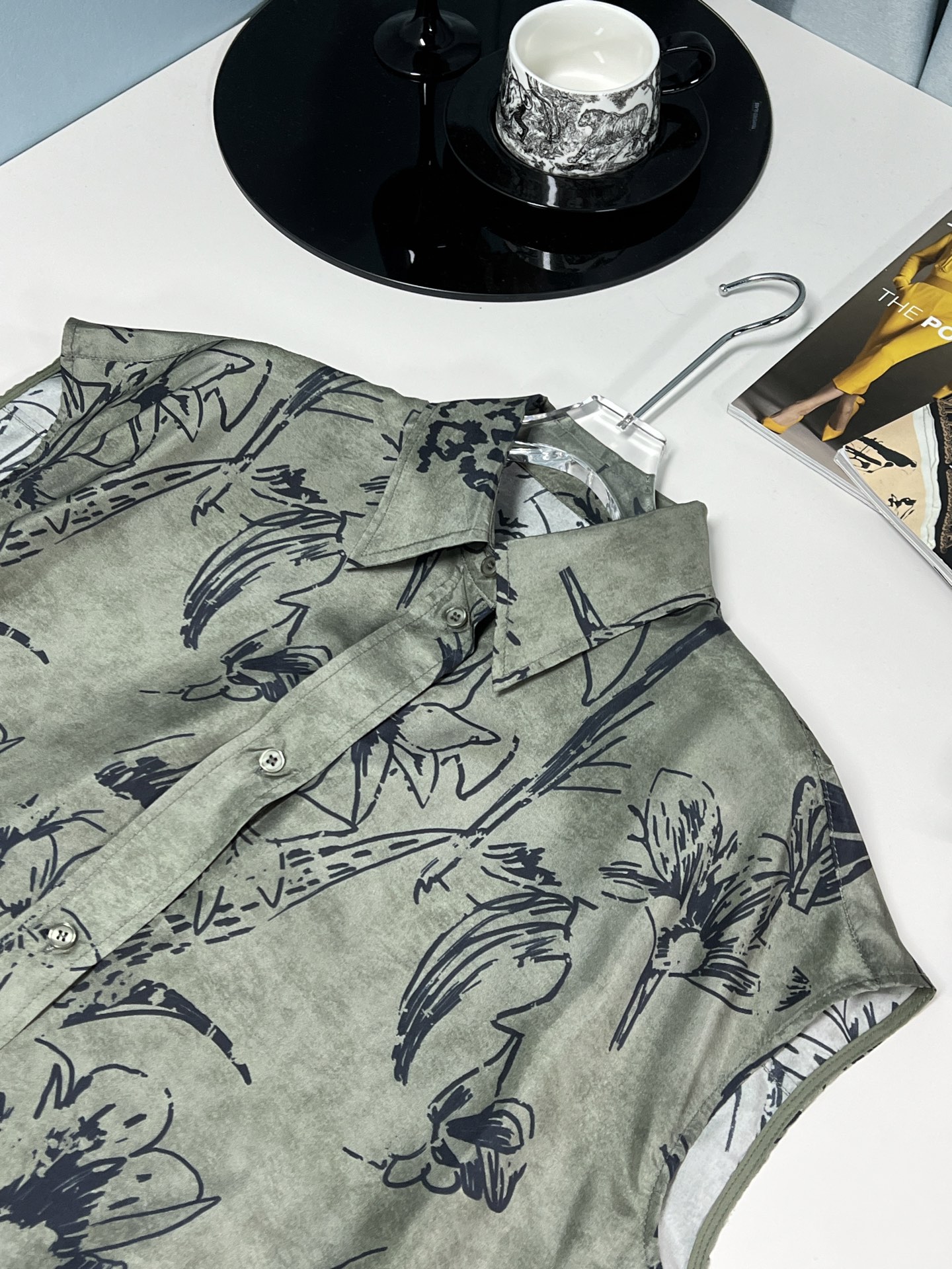 P736: One-Size-Fits-All Silk Shirt with Dark Floral Patterns for Summer Glamour - 图片 2