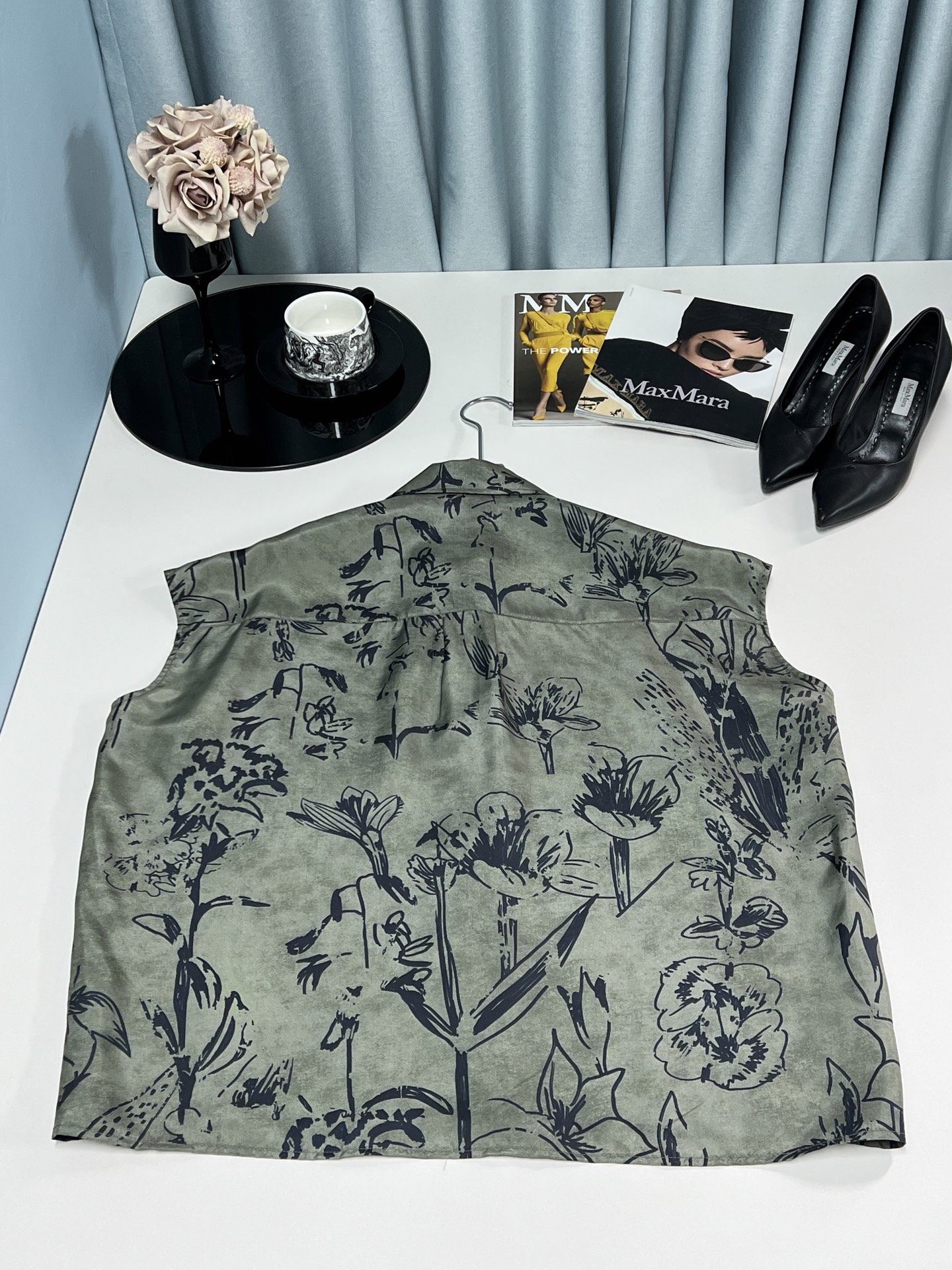 P736: One-Size-Fits-All Silk Shirt with Dark Floral Patterns for Summer Glamour - 图片 6