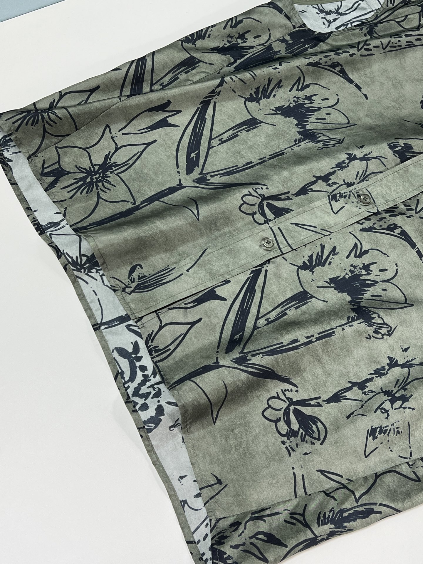 P736: One-Size-Fits-All Silk Shirt with Dark Floral Patterns for Summer Glamour - 图片 3
