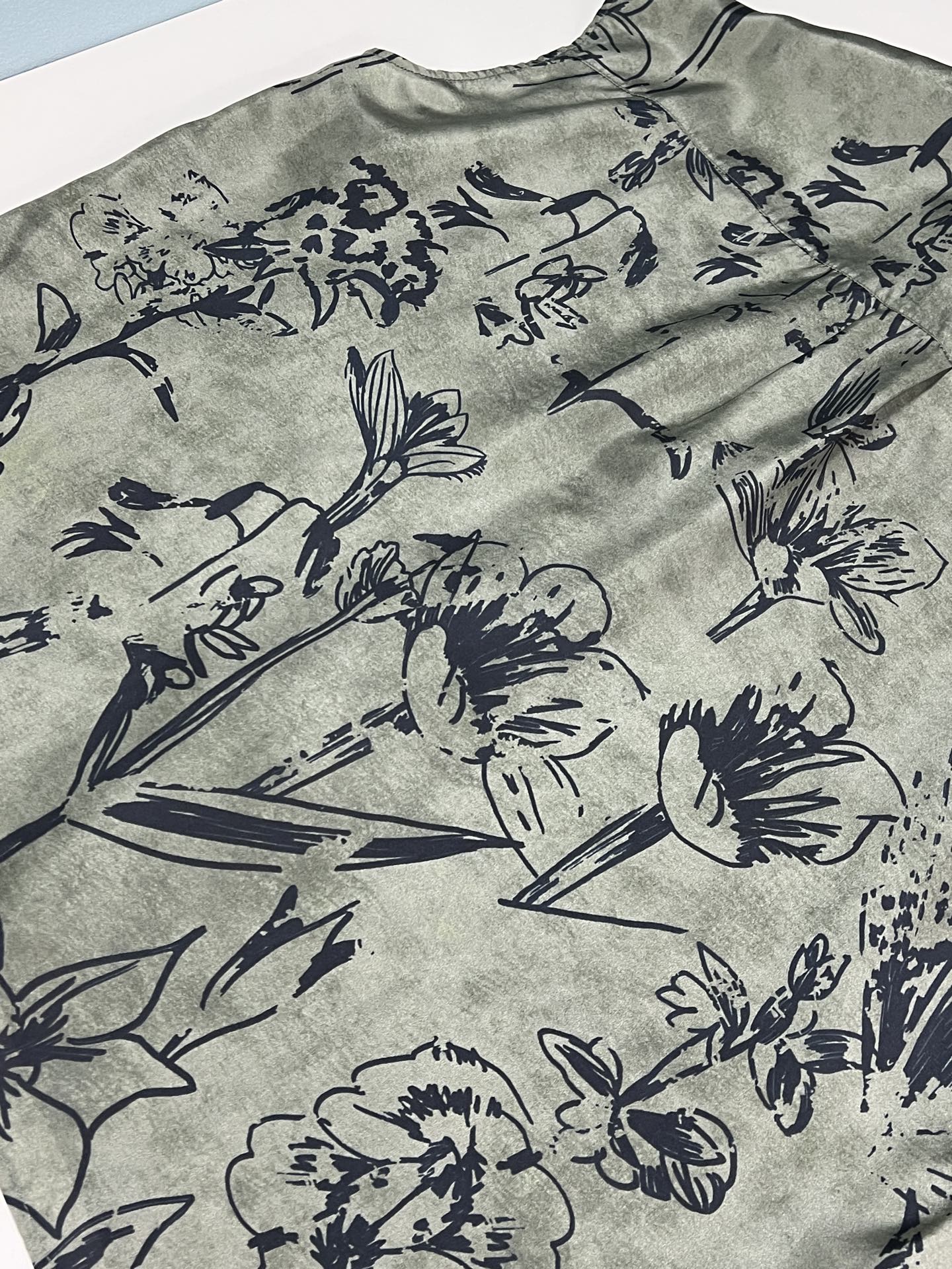 P736: One-Size-Fits-All Silk Shirt with Dark Floral Patterns for Summer Glamour - 图片 8