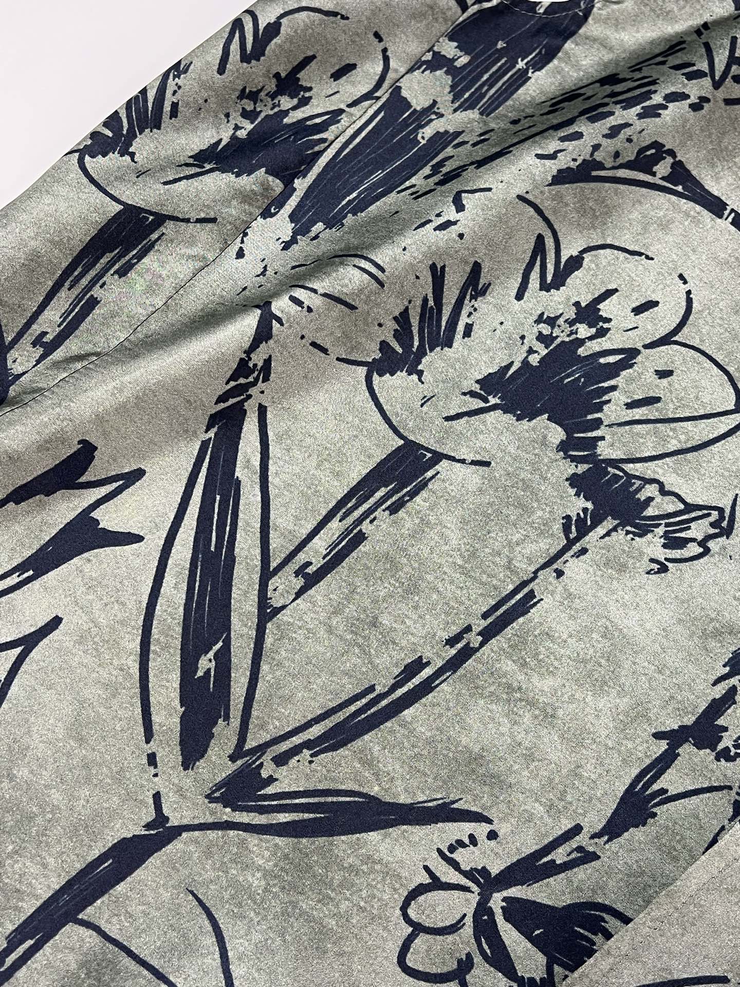 P736: One-Size-Fits-All Silk Shirt with Dark Floral Patterns for Summer Glamour - 图片 5