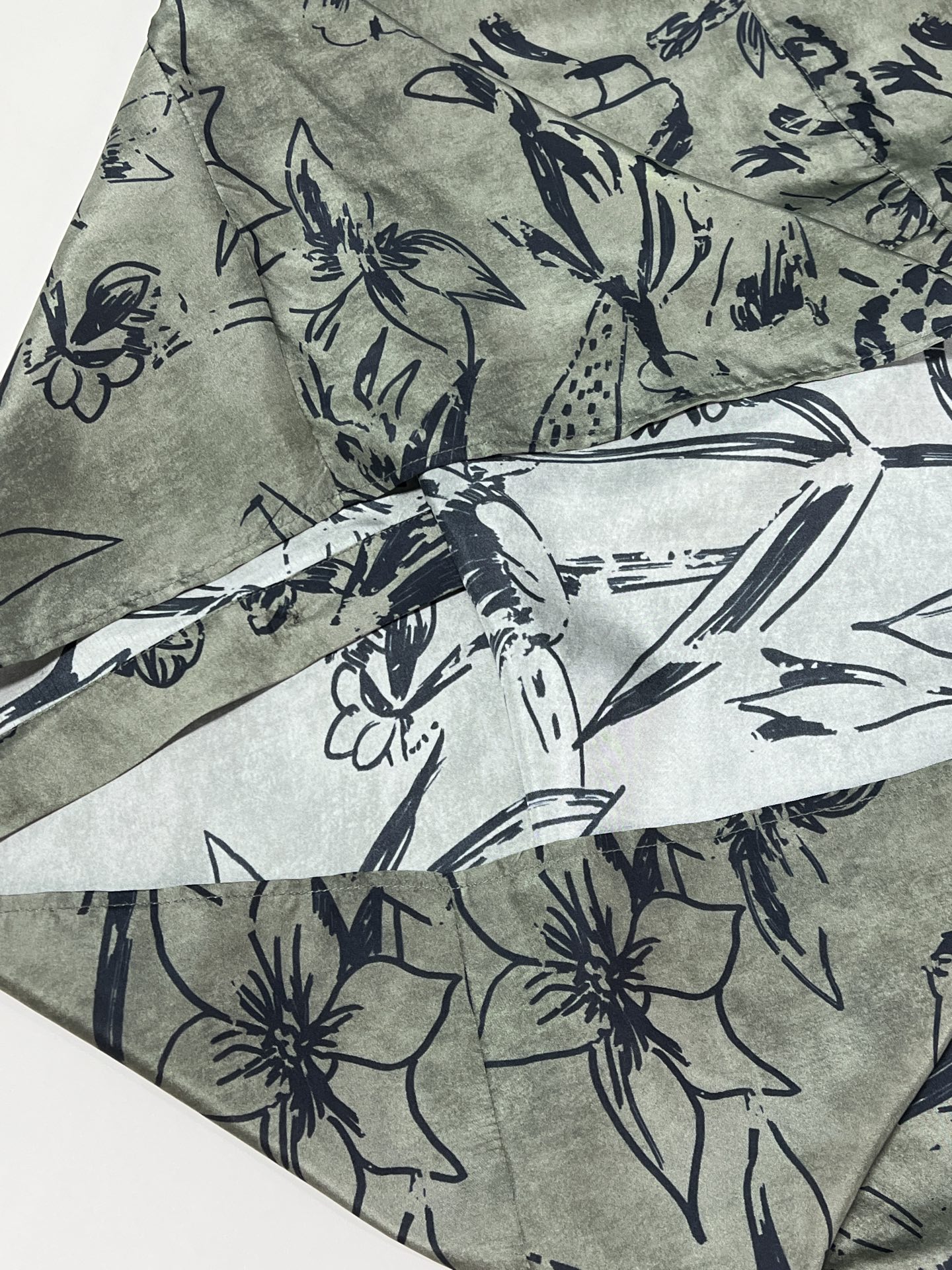 P736: One-Size-Fits-All Silk Shirt with Dark Floral Patterns for Summer Glamour - 图片 9