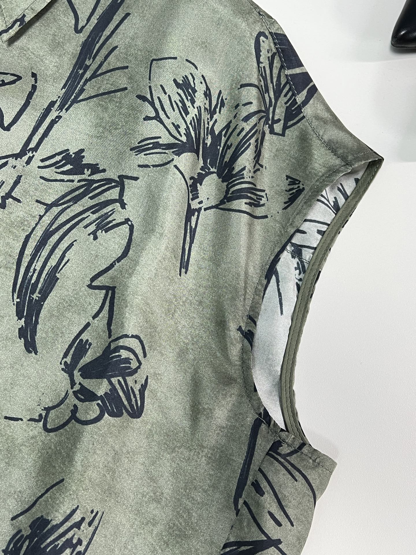 P736: One-Size-Fits-All Silk Shirt with Dark Floral Patterns for Summer Glamour - 图片 4