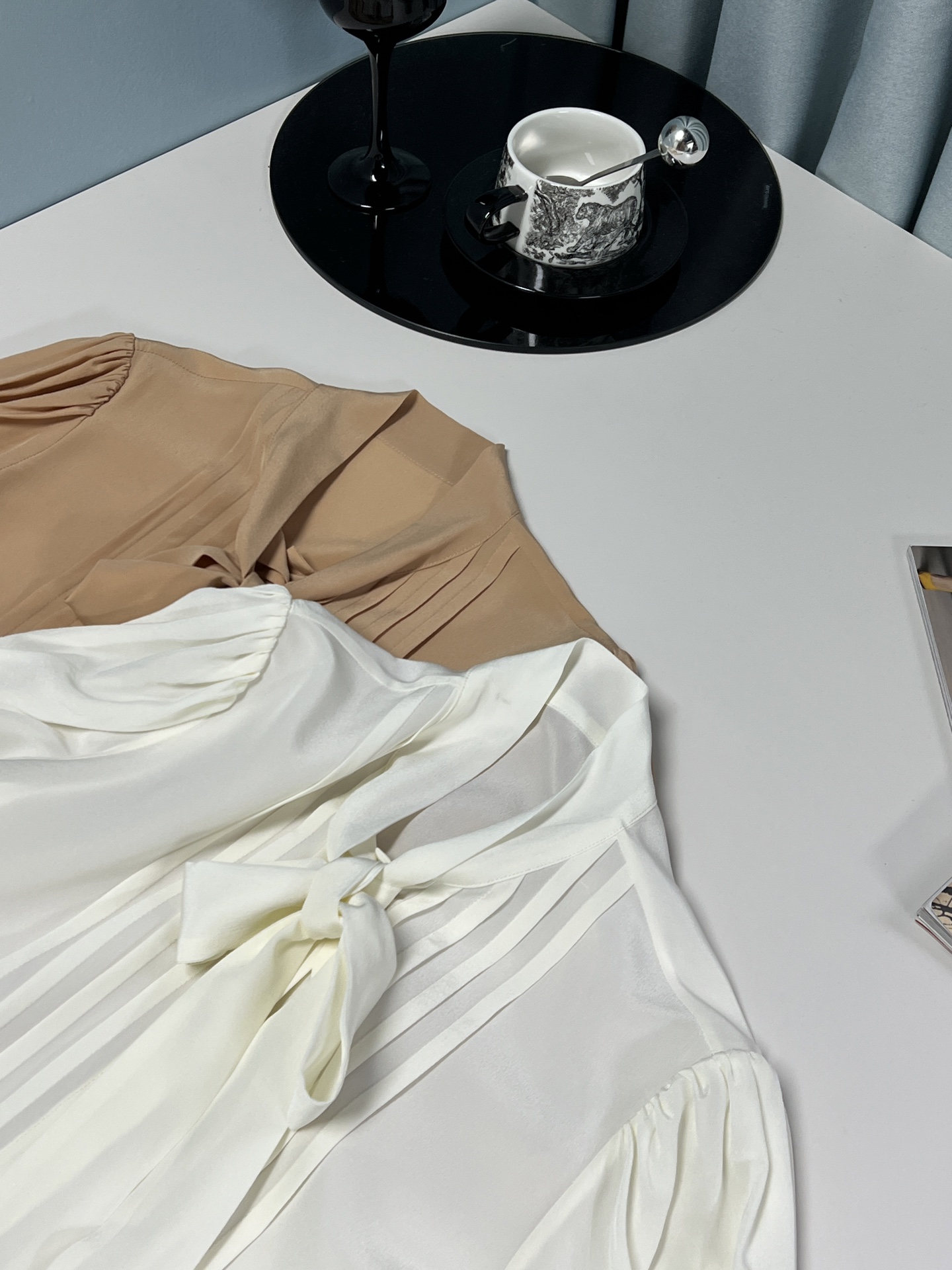 “Silk Scooter Suit: Timeless Elegance with Romantic Details and Comfort” - 图片 4