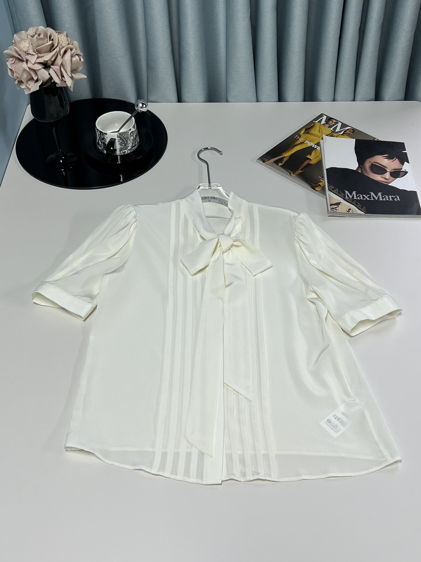 “Silk Scooter Suit: Timeless Elegance with Romantic Details and Comfort” - 图片 2