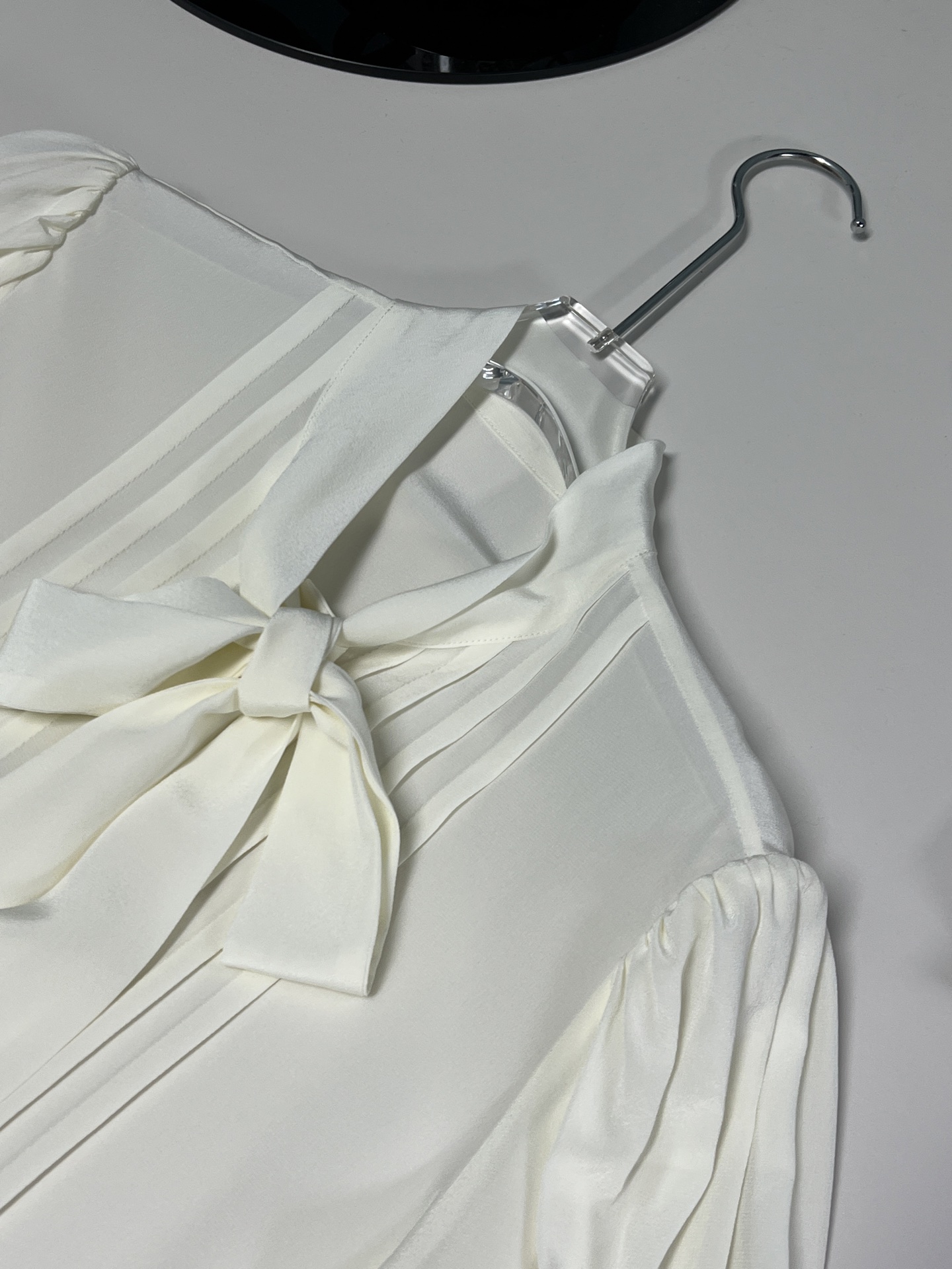 “Silk Scooter Suit: Timeless Elegance with Romantic Details and Comfort” - 图片 5