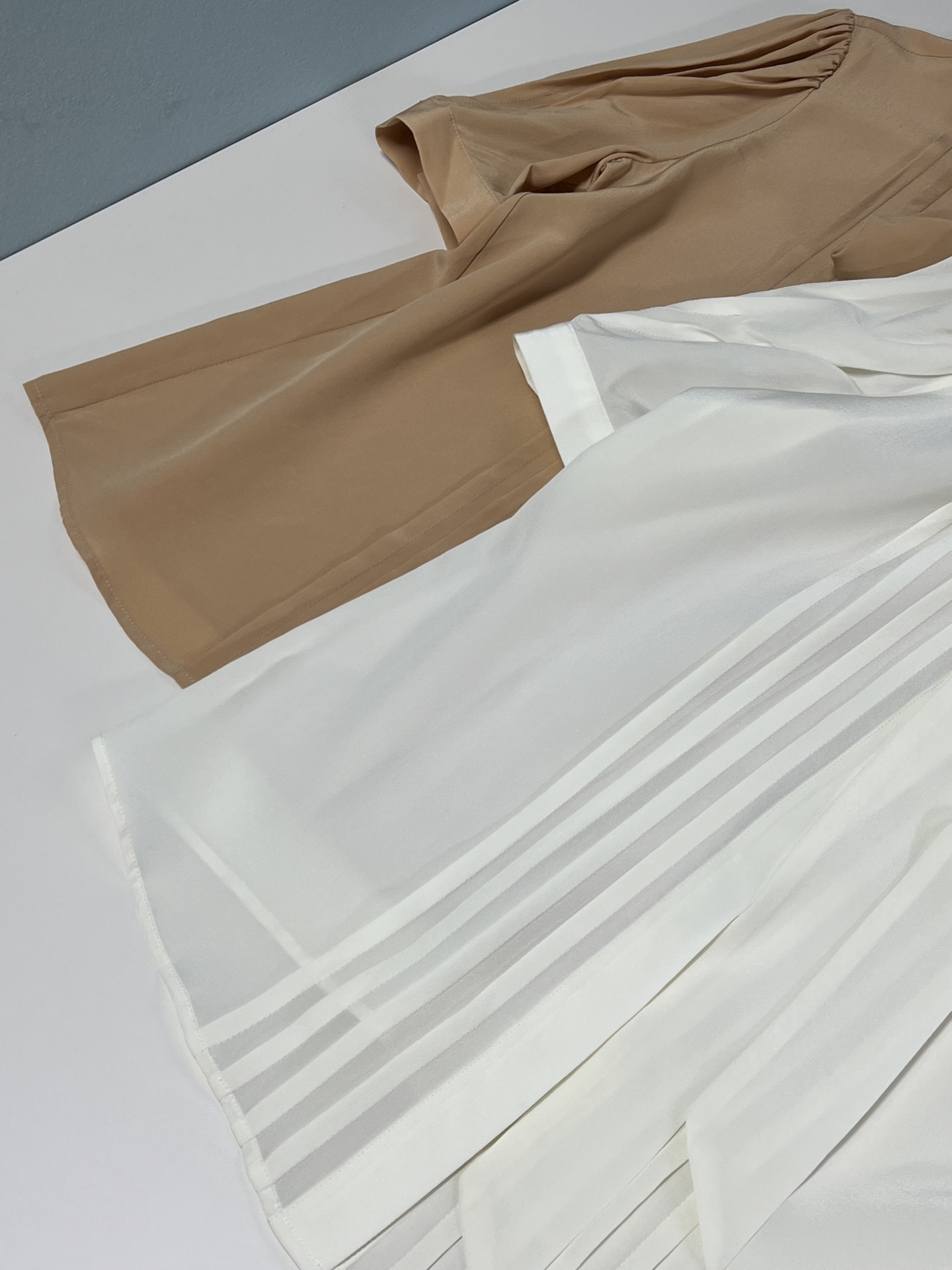 “Silk Scooter Suit: Timeless Elegance with Romantic Details and Comfort” - 图片 7