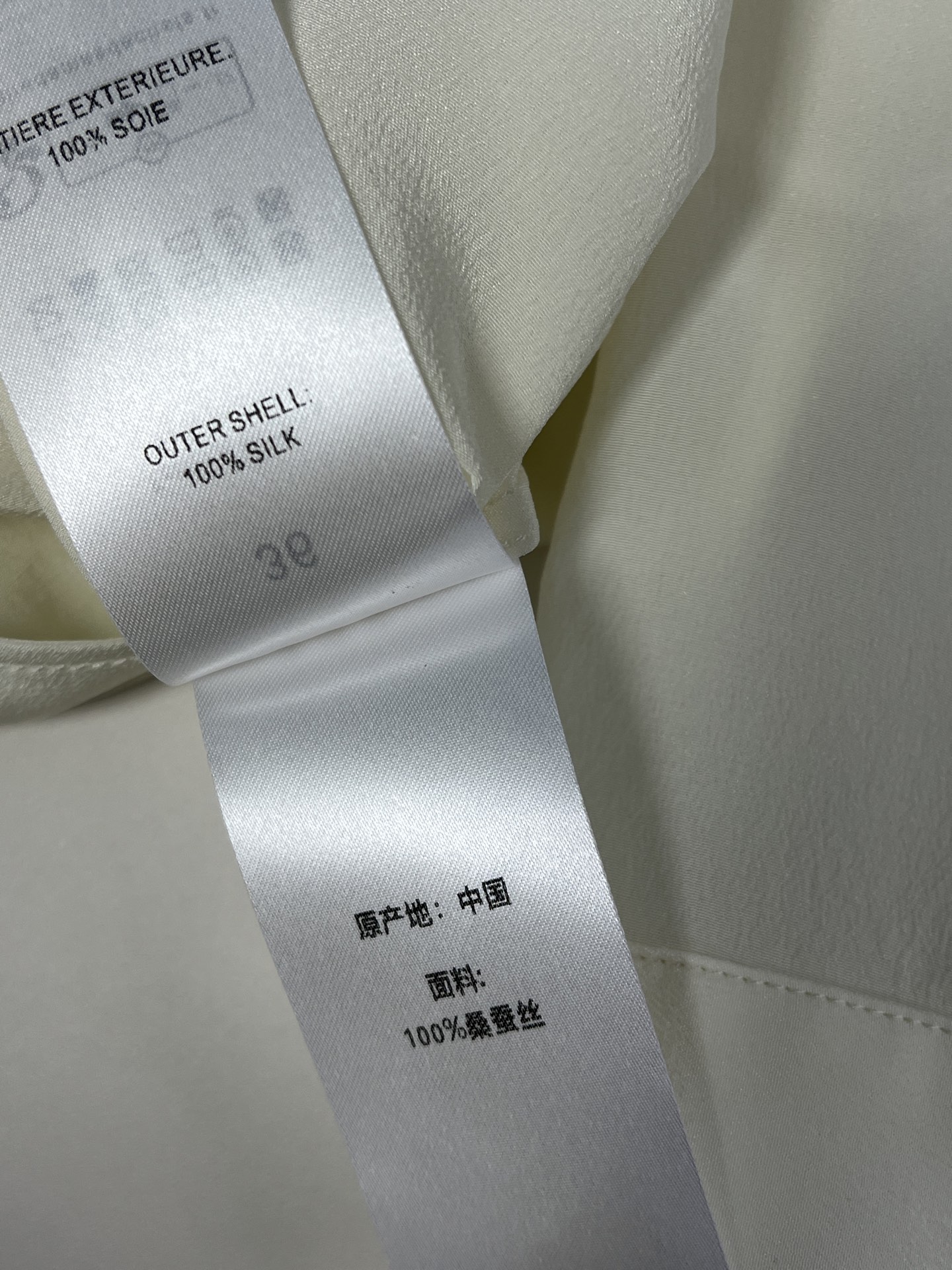 “Silk Scooter Suit: Timeless Elegance with Romantic Details and Comfort” - 图片 9