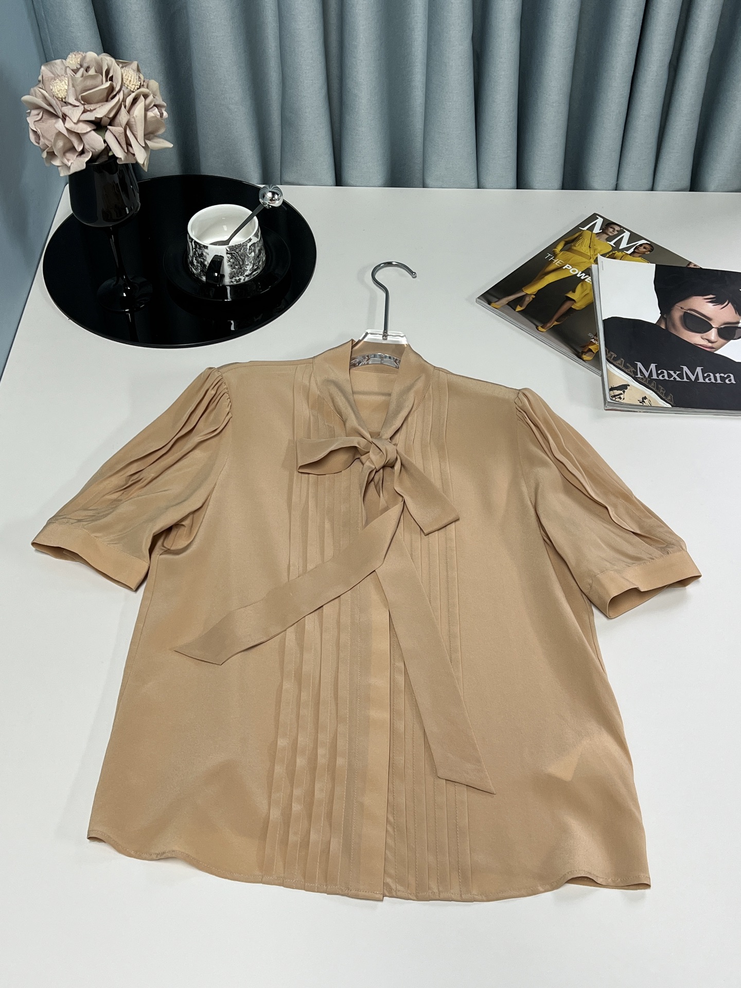 “Silk Scooter Suit: Timeless Elegance with Romantic Details and Comfort” - 图片 3